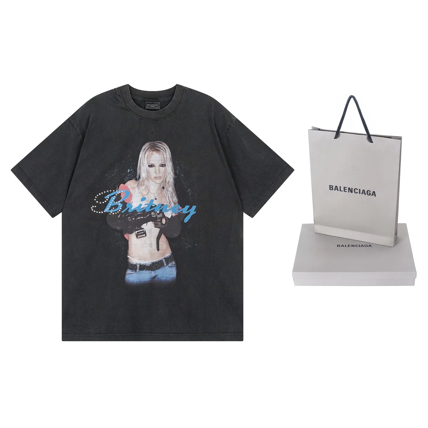🅿️206 Actual pictures [Top version. Official website quality] BALENCI*GA/26 new model. Balenciaga Music |Britney Series limited edition music cooperation series, front and back direct-print printing, hot diamonds, washed and distressed short-sleeved T-shirt #SS26 latest style. Research and development at the first time, different market currencies. Comparisons welcome. The fabric is made of Paris ZP custom-woven and dyed cotton double yarn. Weighing 260 grams, the cloth surface is clean. The cloth pattern is clear, soft and comfortable. The threads are dyed with no color difference. Printing adopts computer direct printing. Garments are washed and aged. Jubie market currency. Welcome to compare. The version adopts OS loose shoulder design. Same style for men and women. Code: BL253701 Color: washed black, floral gray Size: XS S M L