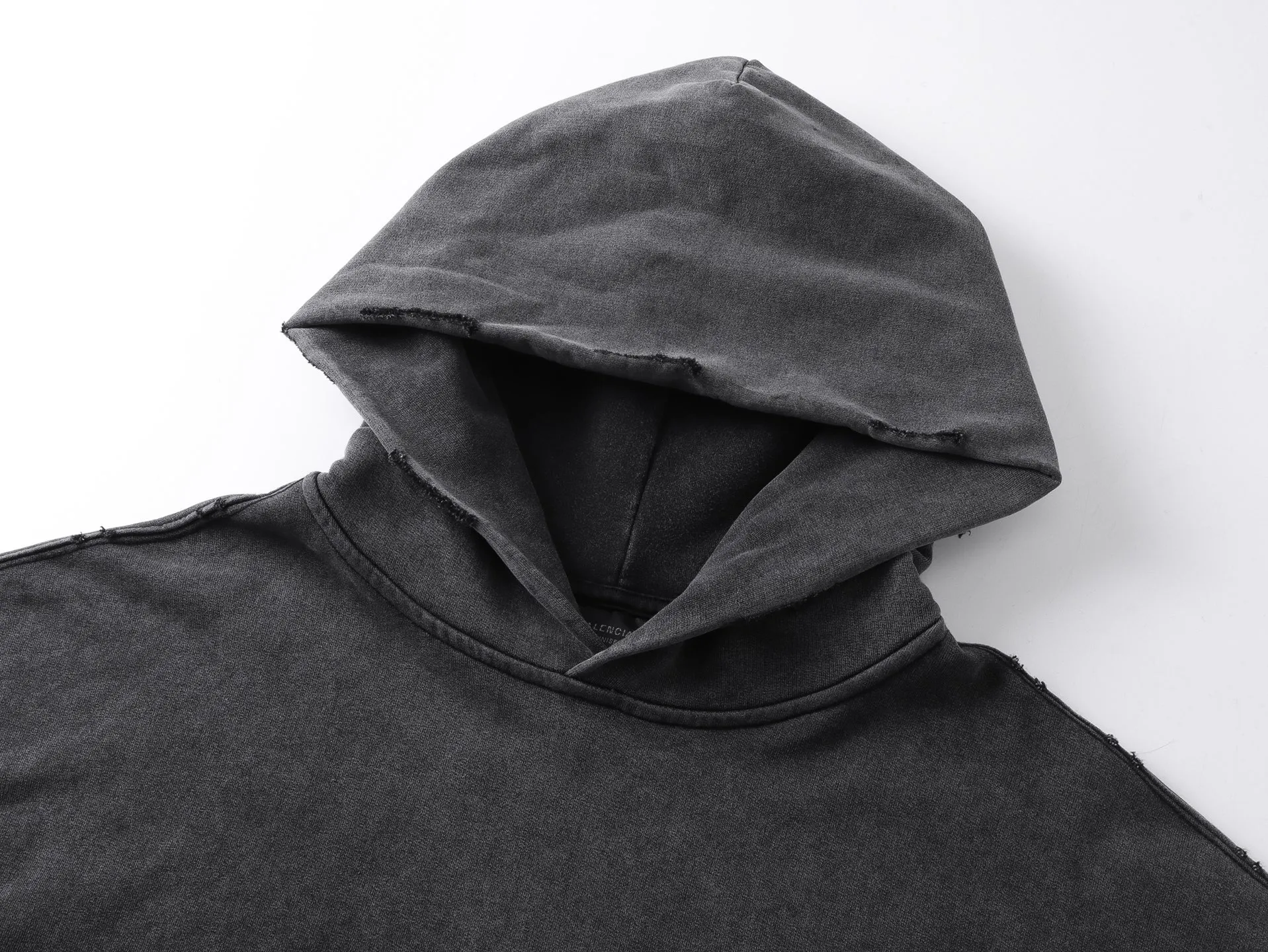 🅿️390 Detailed Picture [Top version. Official website quality] BALENCI*GA/Paris. 25ss latest model. Overweight craftsmanship. Masking tape direct-printing, LOGO embroidery on the front, open pockets on both sides, ready-to-wear hooded long-sleeved sweatshirt with washed distressing. The brick cabinets are synchronized. The fabric is made of Paris ZP custom-woven and dyed cotton sweatshirt. Weighing 460 grams, the cloth surface is clean. The cloth pattern is clear, soft and comfortable, and the threads are dyed with no color difference. The classic pattern is printed using computer direct printing. The front chest is embroidered using a computerized embroidery machine. The letters are clear and the effect is three-dimensional. Restored brick cabinets. Ready-made clothes washed and aged. Produced by ultra-heavy craftsmanship, the market currency is very different, welcome to compare. The version adopts OS loose shoulder design. The same style for men and women. Code: BL259971 Color: Washed Black Size: XS S M L