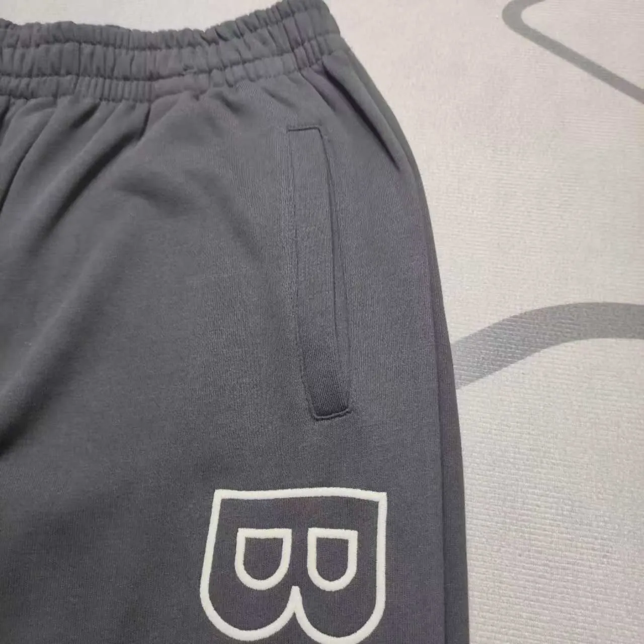 The top version of Balenciaga BLCG 23SS new side embroidered trousers, loose fit, same style for men and women. Color: black Size: XS S M L P: 376