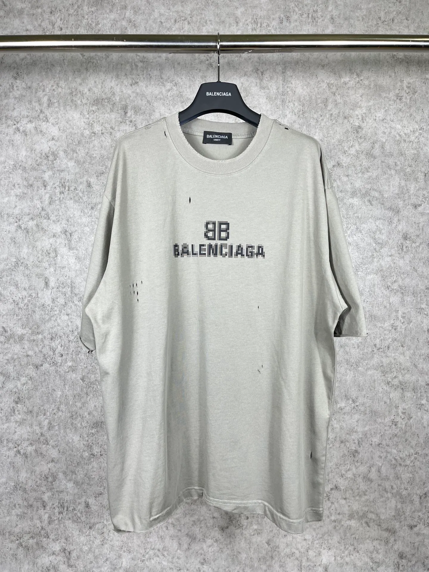 🅿️174 Real photos [Top version. Official website quality] BALENCI*GA/Paris. Mosaic classic LOOK washed and distressed short-sleeved T-shirt. Brick cabinet synchronization. The fabric is made of Paris ZP custom-woven and dyed 100% cotton double yarn compact cotton. The weight is 260 grams, the cloth surface is clean. The cloth pattern is clear, soft and comfortable. The threads are dyed with no color difference. The classic pattern printing uses Kornit digital direct printing. The ready-made clothes are washed and distressed, and the brick cabinets are restored. The whole piece of clothing is extremely complex in craftsmanship. Different market currency, welcome to compare, the version adopts OS loose shoulder version. Same style for men and women Coding: BL223036 Color: High-grade gray Size: XS S M L