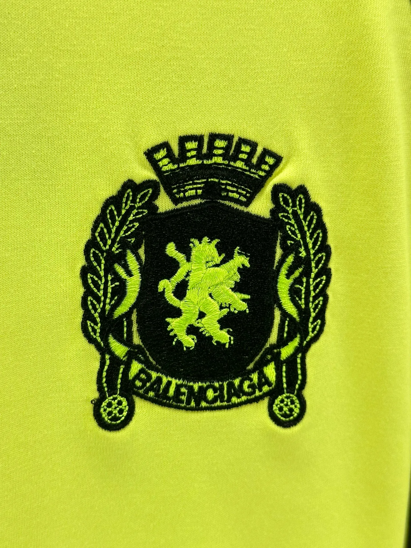 🅿️340 BALENCI*GA Paris Manchester United co-branded football No. 10 embroidery printed long sleeves, the fabric is made of Paris custom-woven and dyed double yarn pure cotton fabric. The weight is 280g. The thread is custom-woven and dyed without color difference. The front and rear panels use imported glue screen printing technology + the front and left sleeves use imported Tajima embroidery machine matt light heavy embroidery technology, two high-temperature shaping washes, os dropped shoulders, loose version, same style for men and women! ! -Color: black pink white red fluorescent green -SIZE: XS S M L style number 8606#