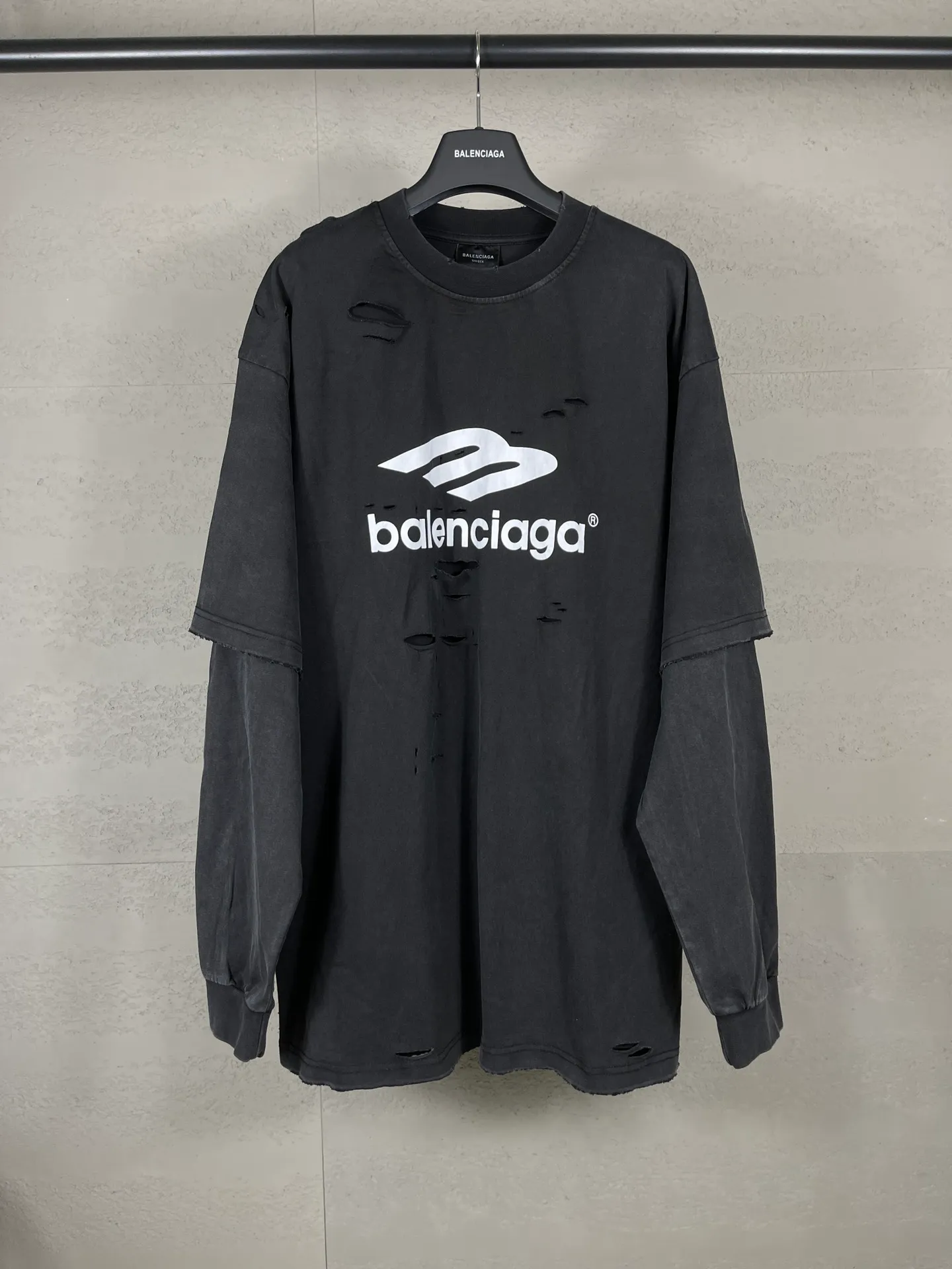 🅿️280 real photos [Top version. Official website quality] BALENCI*GA/Paris BALENCI*GA#25 new model, 3M classic LOGO printed on the chest, washed and worn two-piece long-sleeved T-shirt. Brick cabinet synchronization. Note! ️This model is a two-piece set. Wash water super heavy process. Welcome to compare. The fabric is made of Paris ZP custom-woven and dyed 100% cotton double-yarn compact cotton. The weight is 260 grams. The cloth surface is clean. The cloth pattern is clear. It is soft and comfortable. It has good color fastness and is not easy to change color. The threads are woven and dyed with no color difference. The printing uses imported environmentally friendly materials and the letters are three-dimensional. Comparisons welcome. Restore brick cabinet. The version adopts OS loose shoulder version. Same style for men and women. Code: BL255073 Color: washed black Size: XS S M L