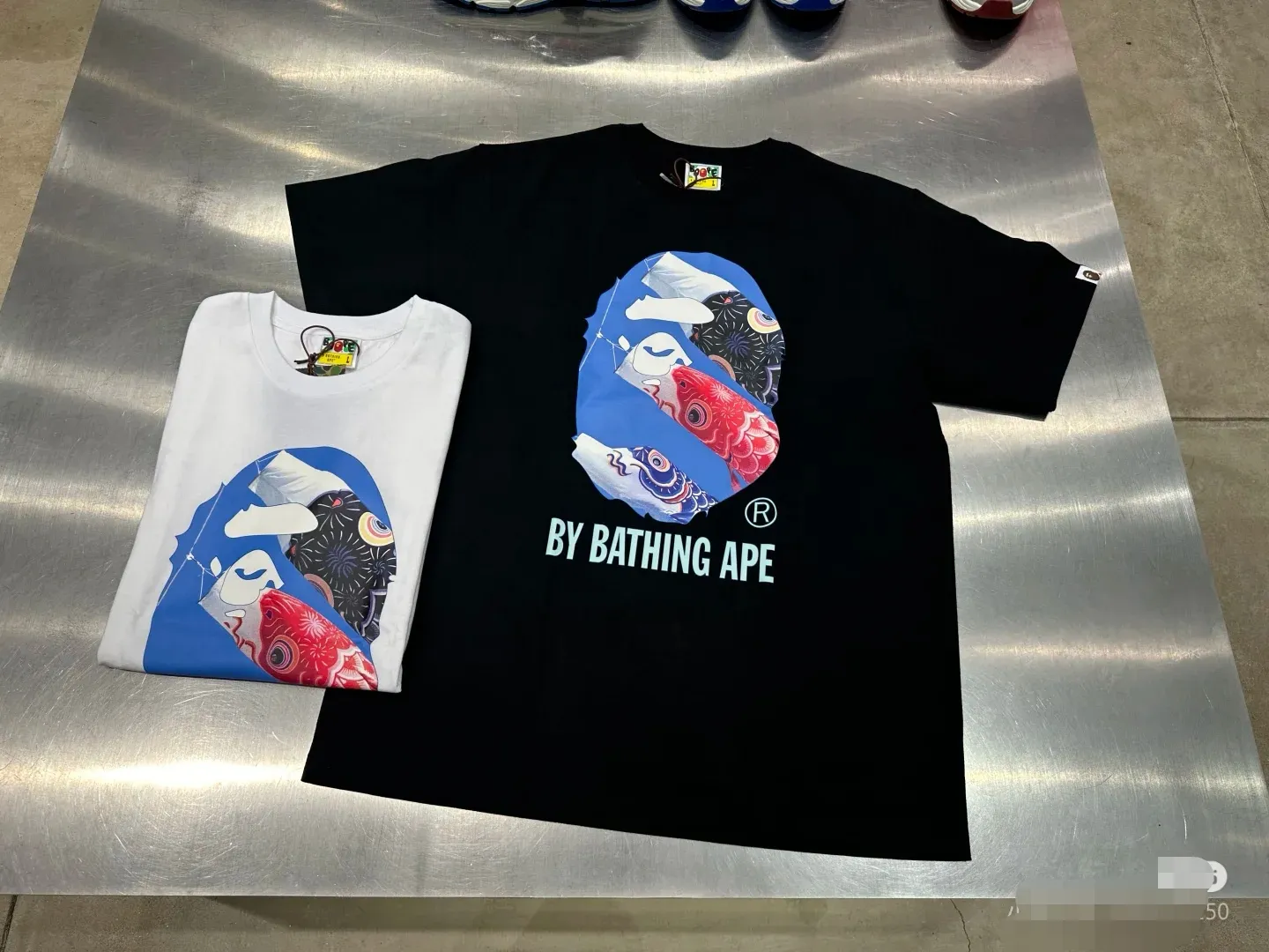 P110 001109 BAPE SS25 carp print pattern versatile short-sleeved T-shirt, same style for men and women, size smlxlxxl, black and white