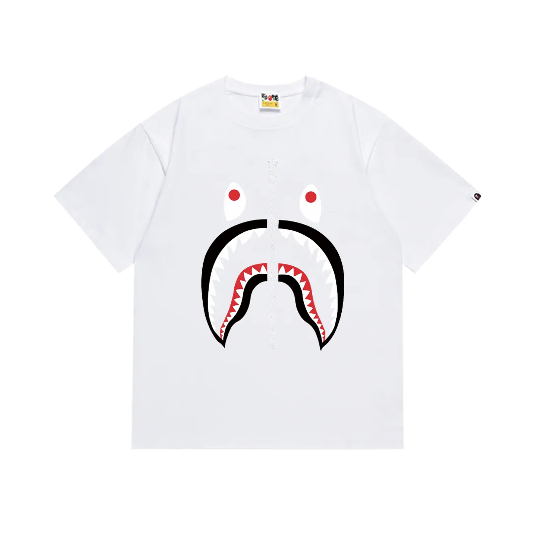 P110 SC061# (top version) BAPE classic shark mouth couple style printed short-sleeved T-shirt. Made of 260 grams of high-quality high-weave pure cotton fabric. Double yarn combed. The texture is soft and non-pilling. Imported environmentally friendly printing glue. The pattern is bright and three-dimensional. Quality 💥Same style for men and women. The upper body is trendy. Color: black and white. Size: S M L XL XXL