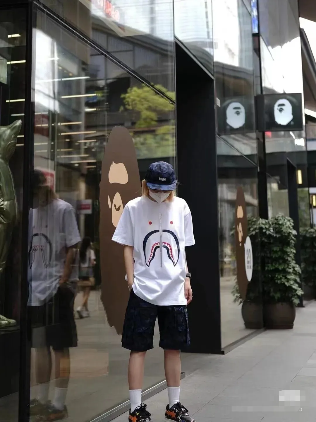 P110 001038 bape shark mouth print short-sleeved T-shirt, same style for men and women, size smlxlxxl, black and white