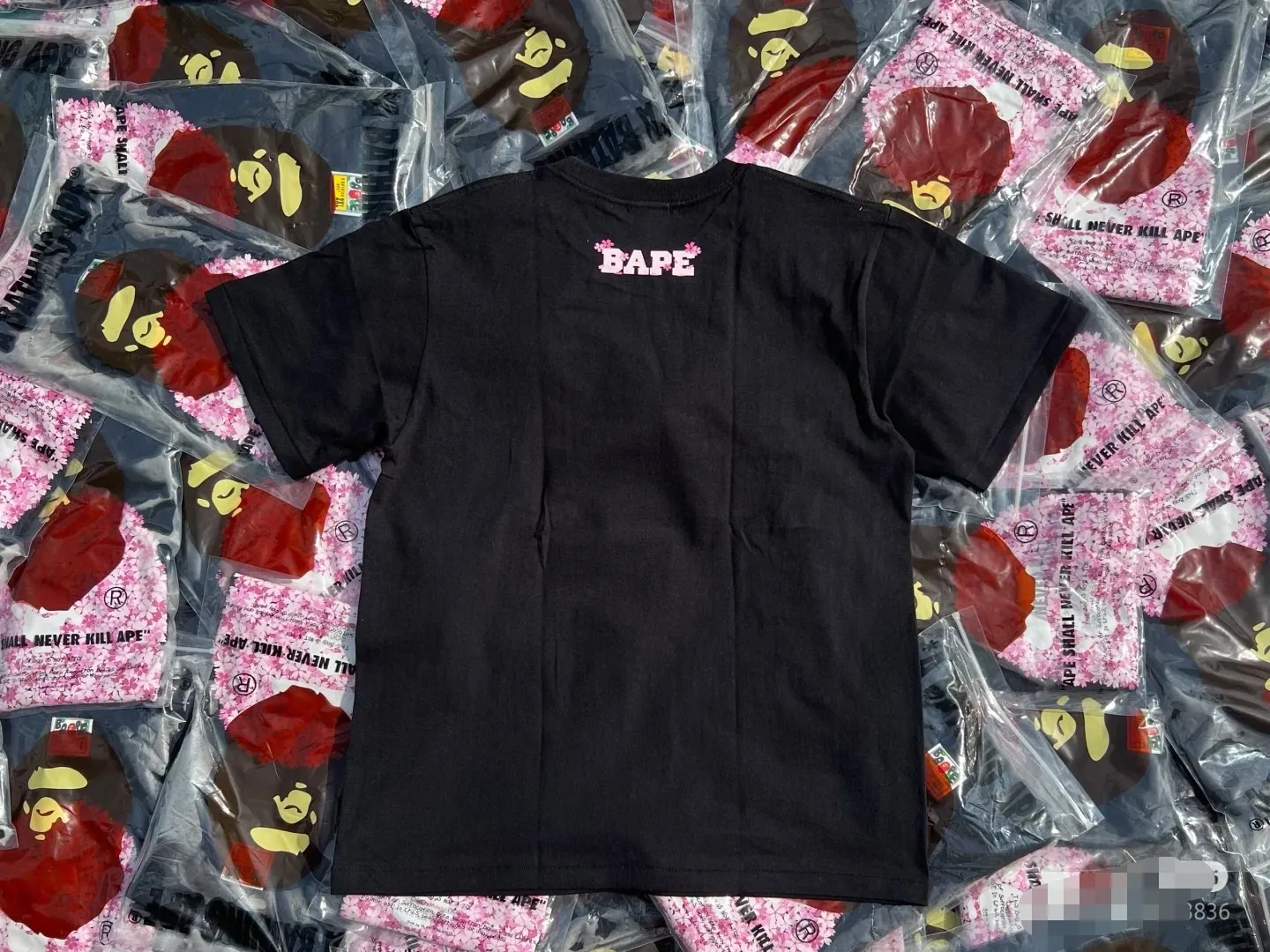 P110 001042 BAPE Sakura Tee SS20 Sakura limited ape short-sleeved T-shirt, same style for men and women, size smlxlxxl, black and white