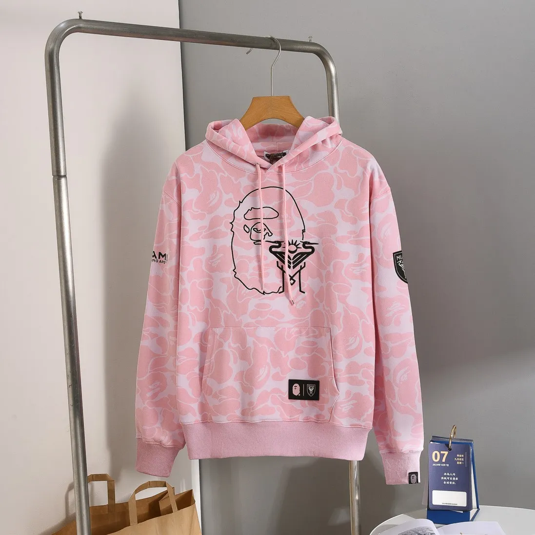 P200 Miami-Model B200 BAPE×inter MIAMI Messi joint Miami International multi-color camouflage hooded sweatshirt Color: black, white, pink Size: S M L XL XXL