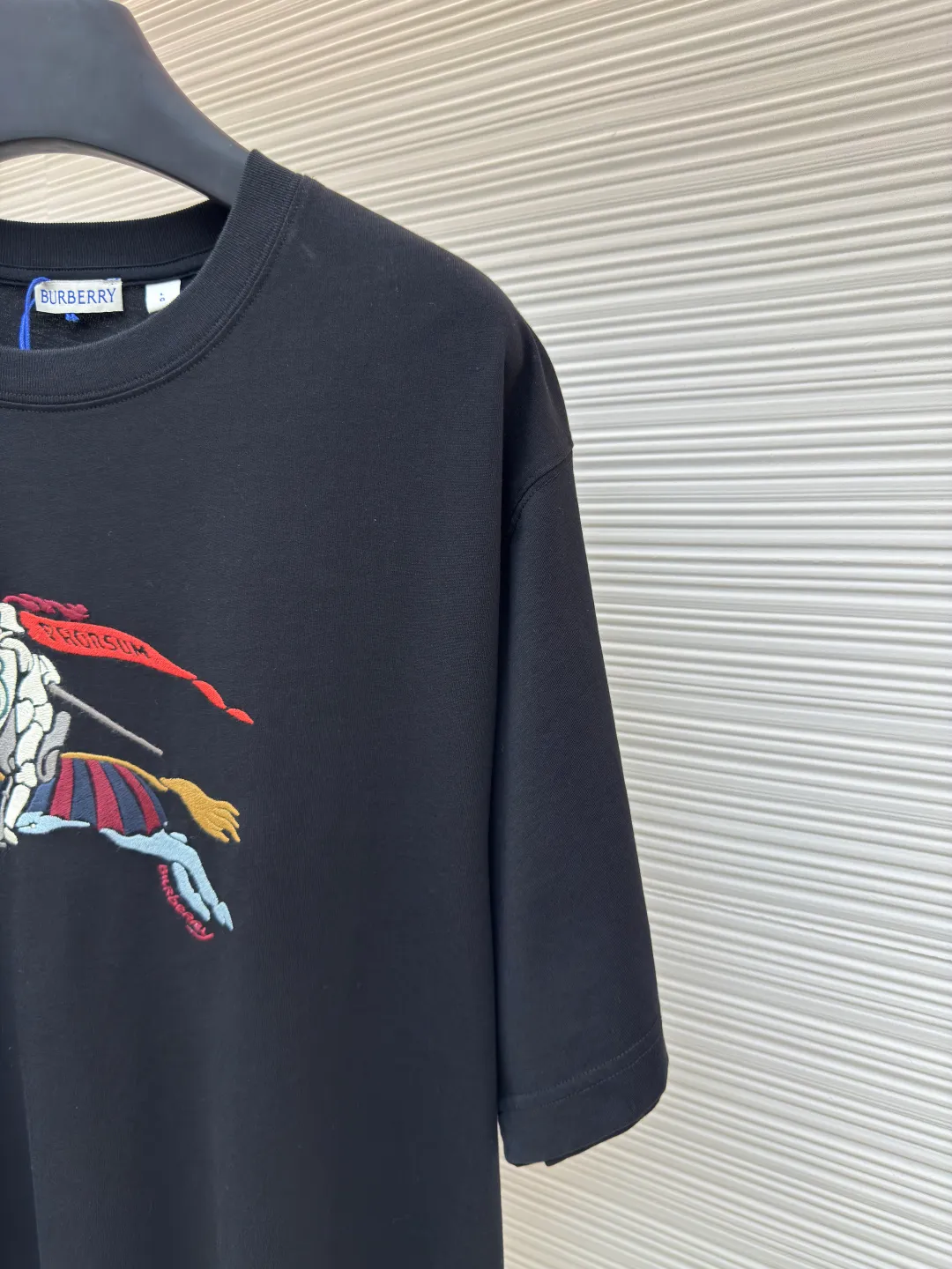 BURBERRY Colorful Cavalry Embroidered Round Neck Short Sleeve ●Original version: Purchased and developed by 2639 ●Item number: 1680692-A05 ●Fabric: pure cotton fabric ●Technology: embroidery production ●Version: fitted version ●Weight: about 240g ●Size: S-M-L-XL ●Description: Made of 15S fine cotton plain weave, 230g; with 32S double yarn thread, 300g. Fine cotton fabrics usually have better moisture absorption, breathability, wear resistance, and are also softer and smoother. Vintage fine cotton fabric is a relatively thick cotton fabric that has been carefully processed and treated to have excellent texture and performance. It feels soft and comfortable and fits the skin very well when worn. The colorful cavalry pattern is made of tatami embroidery. The geometric structure of tatami weaving and the embroidery stitches simulate its closely arranged rectangular units, which is a counted embroidery. High-precision operating machinery and equipment create tatami embroidery, using fixed-dyed mercerized embroidery thread, which presents a high-grade gloss and is more flexible than ordinary embroidery thread. The overall smoothness, detail processing, neatness with needles, smoothness and brightness, clear silk lines, and the edges are too neat as if cut by a knife. The overall wiring is straight and delicate, the fabric is comfortable and soft, and the color is consistent without color difference. It can be matched with the same style to create a fashionable look and control various occasions. Customized accessories, complete with three standards, same style for men and women!