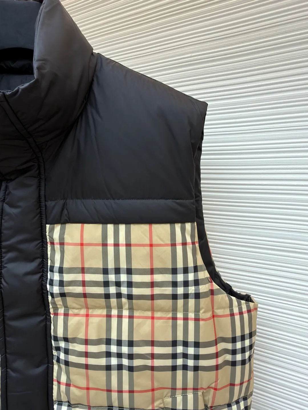 Burberry pattern reversible down vest ●Original version: Purchased and developed at 5899 ●Item number: 1681077-C75 ●Fabric: Goose down fabric ●Technology: Positioning cutting machine ●Version: Fitted version ●Weight: about 660 grams ●Size: S-M-L-XL ●Description: Original purchase from Beijing SKP 21600 Shoulder seams should be aligned front and back, left and right, collar and cuffs should be aligned, fabric should not be too skewed The parking space needs to be adjusted to ensure perfect alignment. The Pegasus logo on the other side is made of unconventional three-dimensional raw rubber. The four-button buckle is made of brass bottom buckle and is customized from the original alloy material. The sound of opening and closing is crisp. The overall wiring is straight and delicate, the fabric is comfortable and soft, and the color is consistent without color difference. It can be matched with the same style to create a fashionable look and control various occasions. Customized accessories, complete with three standards, same style for men and women!