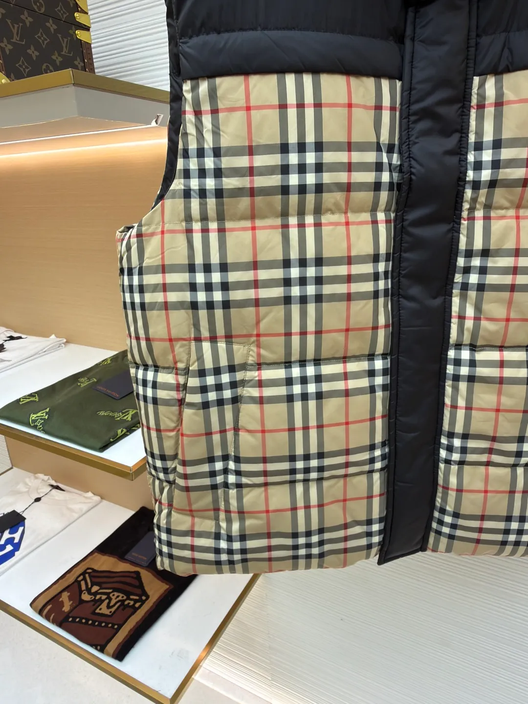 Burberry pattern reversible down vest ●Original version: Purchased and developed at 5899 ●Item number: 1681077-C75 ●Fabric: Goose down fabric ●Technology: Positioning cutting machine ●Version: Fitted version ●Weight: about 660 grams ●Size: S-M-L-XL ●Description: Original purchase from Beijing SKP 21600 Shoulder seams should be aligned front and back, left and right, collar and cuffs should be aligned, fabric should not be too skewed The parking space needs to be adjusted to ensure perfect alignment. The Pegasus logo on the other side is made of unconventional three-dimensional raw rubber. The four-button buckle is made of brass bottom buckle and is customized from the original alloy material. The sound of opening and closing is crisp. The overall wiring is straight and delicate, the fabric is comfortable and soft, and the color is consistent without color difference. It can be matched with the same style to create a fashionable look and control various occasions. Customized accessories, complete with three standards, same style for men and women!