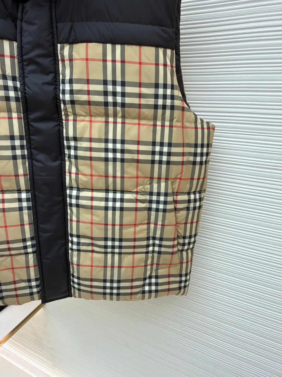 Burberry pattern reversible down vest ●Original version: Purchased and developed at 5899 ●Item number: 1681077-C75 ●Fabric: Goose down fabric ●Technology: Positioning cutting machine ●Version: Fitted version ●Weight: about 660 grams ●Size: S-M-L-XL ●Description: Original purchase from Beijing SKP 21600 Shoulder seams should be aligned front and back, left and right, collar and cuffs should be aligned, fabric should not be too skewed The parking space needs to be adjusted to ensure perfect alignment. The Pegasus logo on the other side is made of unconventional three-dimensional raw rubber. The four-button buckle is made of brass bottom buckle and is customized from the original alloy material. The sound of opening and closing is crisp. The overall wiring is straight and delicate, the fabric is comfortable and soft, and the color is consistent without color difference. It can be matched with the same style to create a fashionable look and control various occasions. Customized accessories, complete with three standards, same style for men and women!