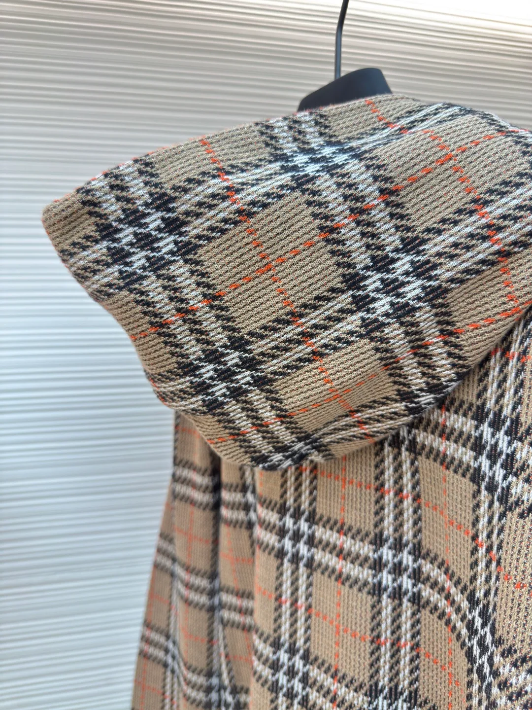 BURBERRY cotton blend plaid zipper cardigan ●Authentic product: Purchased and developed by 4504 ●Item number: 1680518-C10 ●Fabric: Elastic fiber blended fabric ●Technology: Made on positioning cutting machine ●Version: loose version ●Weight: about 845 grams ●Size: S-M-L-XL ●Description: Made of cotton as the main body, fed with 6% polyester fiber and 2% elastic fiber blend. Cotton fiber is naturally skin-friendly, soft, and highly absorbent. Its structural properties preserve the breathability of the fabric and reduce stuffiness. The addition of a small amount of elastic fiber and polyester fiber significantly improves the stretch and resilience of the fabric, while also enhancing wrinkle resistance and shape retention, and reducing shrinkage. Plaid lines form a looming relief effect through the changes in yarn color and weave, which are smooth to the touch but rich in visual layers. The jacquard process weaves the pattern into the bone, making it resistant to fading and wear and tear after repeated washing. Precise cutting and positioning cutting machine: Use positioning cutting machine equipment to accurately cut fabrics, and improve the overall quality through optical positioning and mechanical positioning. Ensure that every product meets the high standards of alignment and alignment. The overall wiring is straight and delicate, the fabric is comfortable and soft, and the color is consistent without color difference. It can be matched with the same style to create a fashionable look and control various occasions. Customized accessories, complete with three standards, same style for men and women!