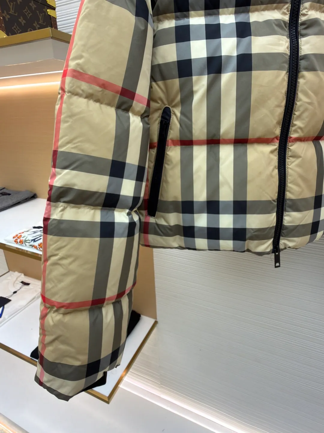 Burberry stand collar plaid short down jacket ●Original version: Purchased and developed by 5829 ●Item number: 1681400-D15 ●Material: white duck down fabric ●Technology: mechanical down filling ●Color: khaki ●Version: fitted version ●Weight: about 840 grams ●Size: S-M-L ●Description: This down jacket is made of classic plaid fabric, with harmonious color matching and precise plaid alignment, and the process is extremely difficult. The stand-up collar design fits the neck and is windproof and warm. Made of high-quality zippers, they are smooth, durable and complement the overall style. The body is filled with high-quality down, which is fluffy and full and has excellent warmth retention. The cut is a short version, neat and fashionable, with smooth lines. Every stitching is fine and neat, and the hemming process is exquisite to prevent linting and threading. From the precise alignment of the plaid to the even filling of down, to the workmanship of the details, all reflect the strict requirements for craftsmanship. It not only retains the recognition of the classic plaid, but also gives it excellent warmth and fashion through exquisite craftsmanship. The overall wiring is straight and delicate, the fabric is comfortable and soft, and the color is consistent without color difference. It can be matched with the same style to create a fashionable look and control various occasions. Customized accessories, complete with three standards, same style for men and women!