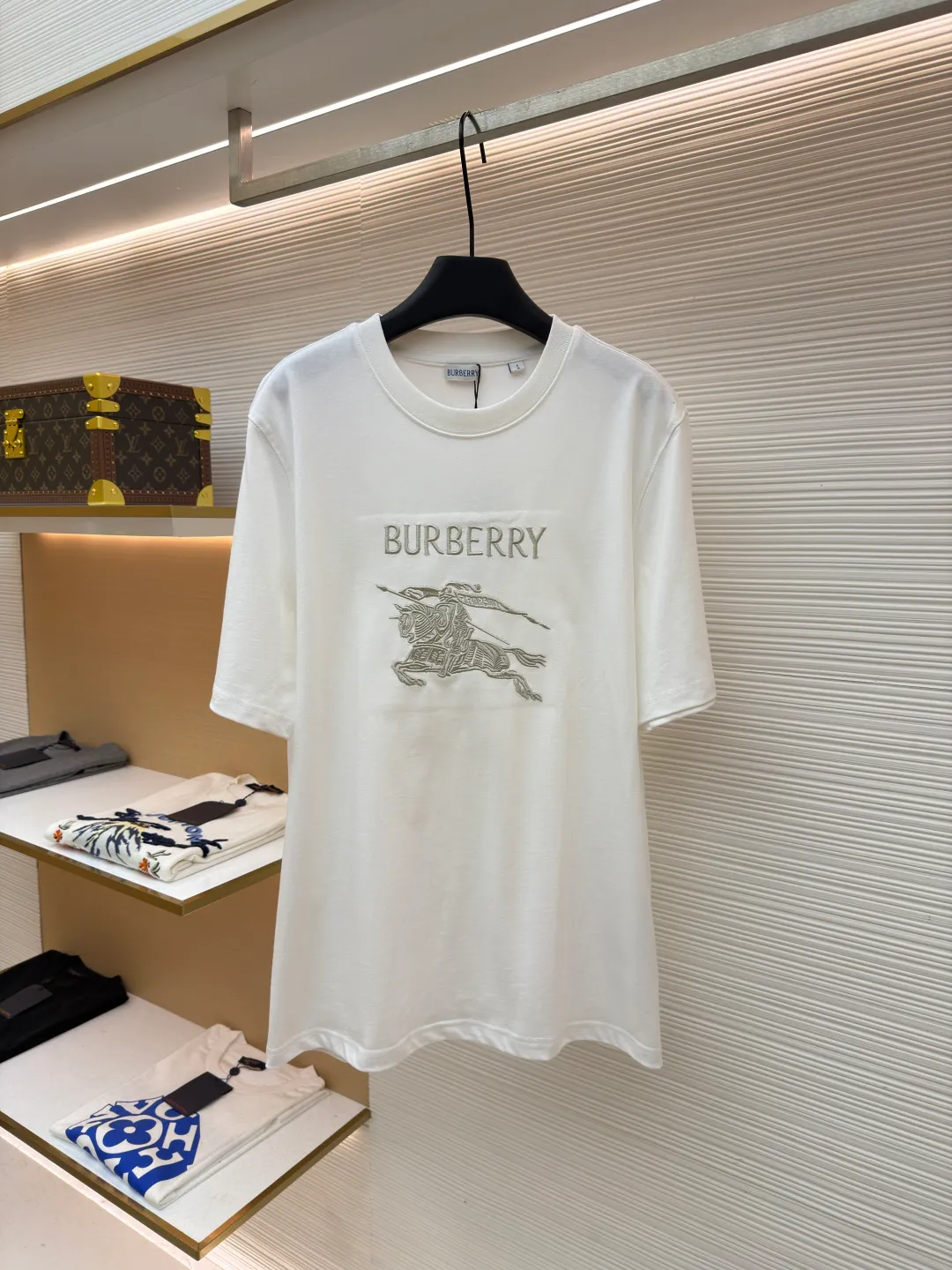 Burberry Thin Line War Horse Embroidery Round Neck Short Sleeve ●Original version: 3250 purchase and development ●Item number: 1681453-X90 ●Fabric: pure cotton fabric ●Technology: embroidery production ●Color: white ●Version: fitted version ●Weight: about 300 grams ●Size: S-M-L-XL ●Description: This T-shirt is made of high-quality pure cotton fabric, which is skin-friendly and breathable. Black and off-white tones are classic and versatile. The brand knight logo on the front adopts precision embroidery technology. The silk thread is rich in color, the stitching is delicate and three-dimensional, and the pattern is rich in layers, highlighting the high brand recognition. The round neck structure is processed by overlocking technology, and the neckline fits the neck and is not easily deformed. The body of the garment is sewn using industrial-grade flat stitching technology. The stitches are smooth and even, and the stitches at the hem and cuffs are fine and firm. From the selection of pure cotton fabrics to the control of embroidery details, every process reflects Burberry's pursuit of craft precision and classic style. It not only retains the daily practicality of the T-shirt, but also demonstrates the brand's light luxury recognition through exquisite embroidery. It is a fusion of casual style and exquisite craftsmanship. The overall wiring is straight and delicate, the fabric is comfortable and soft, and the color is consistent without color difference. It can be matched with the same style to create a fashionable look and control various occasions. Customized accessories, complete with three standards, same style for men and women!