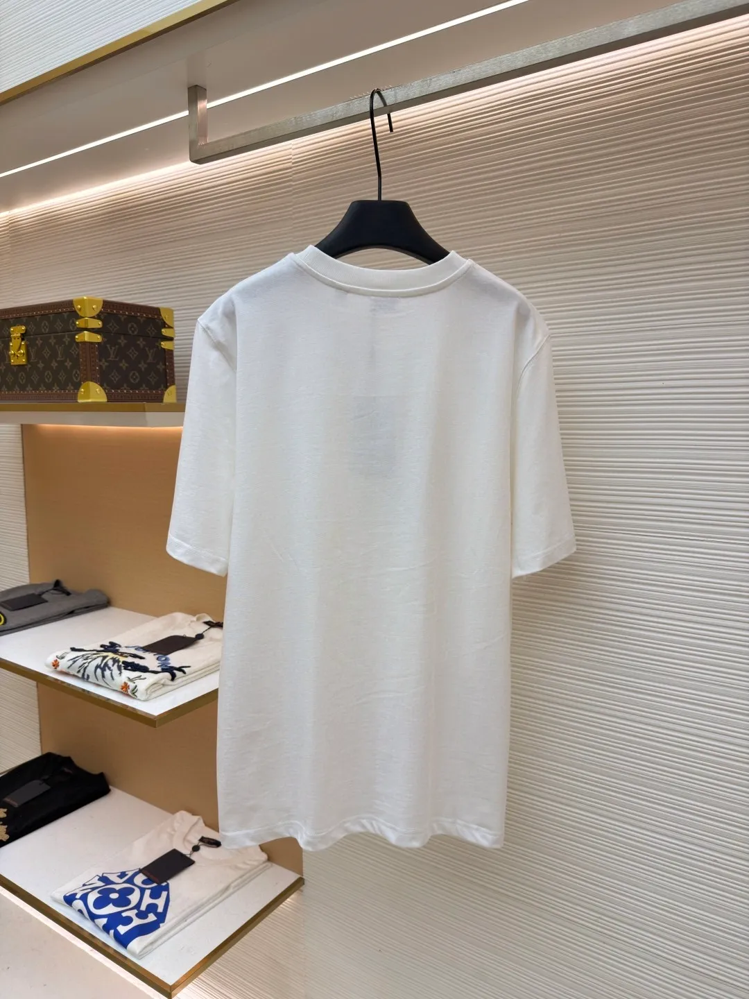Burberry Thin Line War Horse Embroidery Round Neck Short Sleeve ●Original version: 3250 purchase and development ●Item number: 1681453-X90 ●Fabric: pure cotton fabric ●Technology: embroidery production ●Color: white ●Version: fitted version ●Weight: about 300 grams ●Size: S-M-L-XL ●Description: This T-shirt is made of high-quality pure cotton fabric, which is skin-friendly and breathable. Black and off-white tones are classic and versatile. The brand knight logo on the front adopts precision embroidery technology. The silk thread is rich in color, the stitching is delicate and three-dimensional, and the pattern is rich in layers, highlighting the high brand recognition. The round neck structure is processed by overlocking technology, and the neckline fits the neck and is not easily deformed. The body of the garment is sewn using industrial-grade flat stitching technology. The stitches are smooth and even, and the stitches at the hem and cuffs are fine and firm. From the selection of pure cotton fabrics to the control of embroidery details, every process reflects Burberry's pursuit of craft precision and classic style. It not only retains the daily practicality of the T-shirt, but also demonstrates the brand's light luxury recognition through exquisite embroidery. It is a fusion of casual style and exquisite craftsmanship. The overall wiring is straight and delicate, the fabric is comfortable and soft, and the color is consistent without color difference. It can be matched with the same style to create a fashionable look and control various occasions. Customized accessories, complete with three standards, same style for men and women!