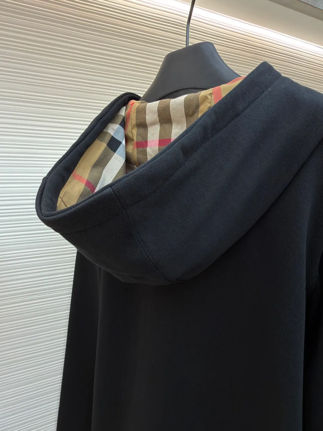 Burberry classic embroidered LOGO hooded long-sleeved sweatshirt ●Original version: purchased and developed by 3108 ●Item number: 1682381-B15 ●Material: combed cotton fabric ●Technology: embroidery production ●Color: black ●Version: fitted version ●Weight: about 905 grams ●Size: S-M-L ●Description: This Burberry classic embroidered LOGO hooded sweatshirt is made of 380g combed cotton terry fabric, which has been treated with an enzyme washing process. The fabric is soft and skin-friendly and has good hygroscopicity. It has also been pre-shrunk and anti-pilling, making it less likely to deform and fluff after washing. The inside of the hood is spliced ​​with the brand's classic plaid fabric, using manual alignment and splicing technology. The alignment error of the plaid pattern does not exceed 0.3cm. The drawstring is a custom-made pure cotton rope strap, and the metal rope head is polished for a refined texture. The front is equipped with a YKK customized metal zipper, which is smooth, easy to pull and anti-oxidation. The brand LOGO on the chest adopts imported flat embroidery technology. The embroidery thread is made of high color fastness yarn. The stitches are fine and even, and the pattern is three-dimensional and clear. The kangaroo pocket is an integrated tailoring design with double-needle seaming reinforcement at the edges. The high-elastic rib fabric on the cuffs and hem is custom-woven and dyed, so it will not loosen after long-term wear. The overall seams are overlocked and the details combine the brand's classic elements with exquisite clothing craftsmanship. The fit is loose and comfortable, suitable for daily wear. The overall wiring is straight and delicate, the fabric is comfortable and soft, and the color is consistent without color difference. It can be matched with the same style to create a fashionable look and control various occasions. Customized accessories, complete with three standards, same style for men and women!