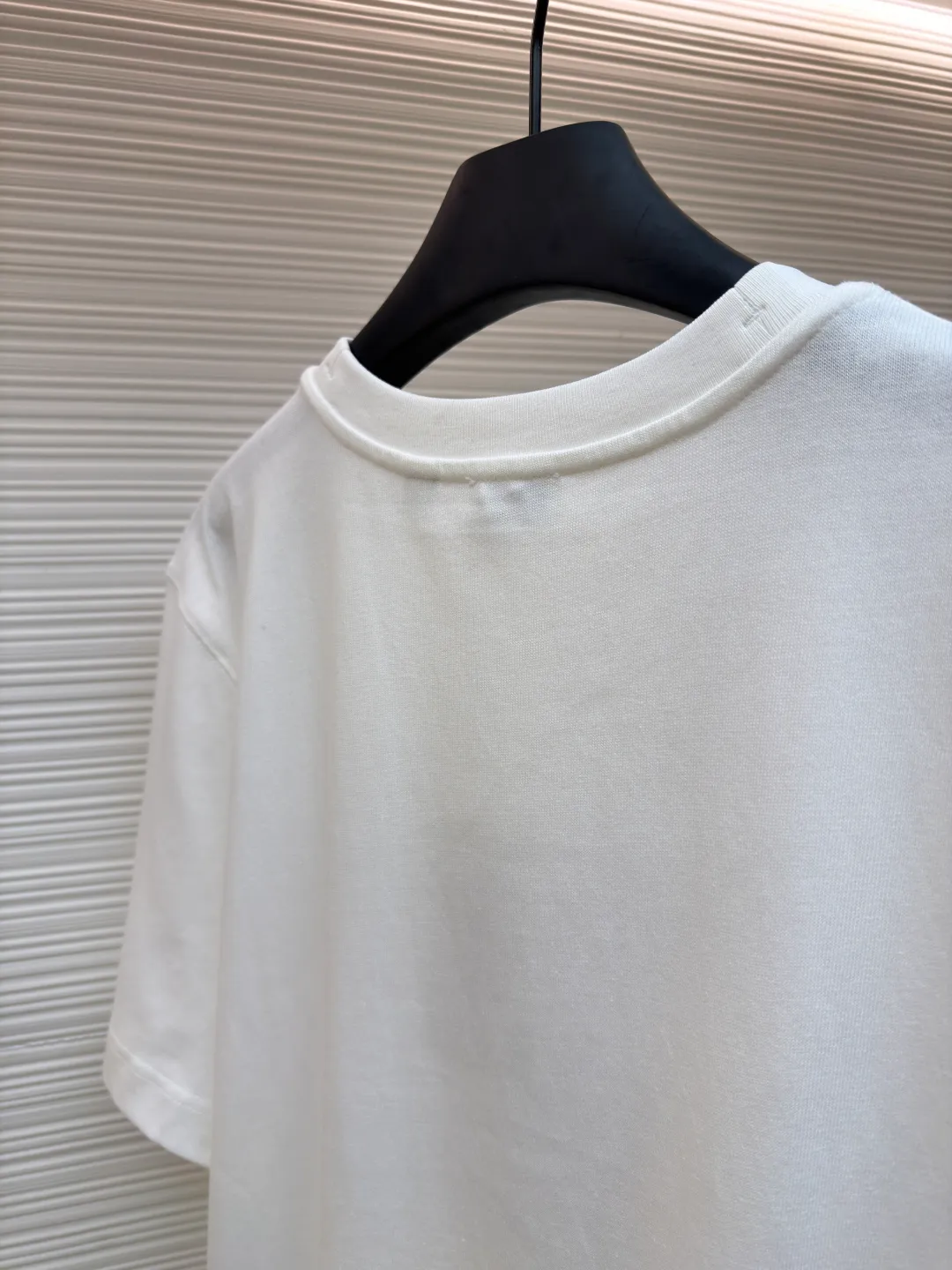 Burberry Thin Line War Horse Embroidery Round Neck Short Sleeve ●Original version: Purchased and developed for 3250 ●Item number: 1681453-X85 ●Fabric: pure cotton fabric ●Technology: embroidery production ●Color: black ●Version: fitted version ●Weight: about 275 grams ●Size: S-M-L-XL ●Description: This T-shirt is made of high-quality pure cotton fabric, which is skin-friendly and breathable. The black and off-white tones are classic and versatile. The brand knight logo on the front adopts precision embroidery technology. The silk thread is rich in color, the stitching is delicate and three-dimensional, and the pattern is rich in layers, highlighting the high brand recognition. The round neck structure is processed by overlocking technology, and the neckline fits the neck and is not easily deformed. The body of the garment is sewn using industrial-grade flat stitching technology. The stitches are smooth and even, and the stitches at the hem and cuffs are fine and firm. From the selection of pure cotton fabrics to the control of embroidery details, every process reflects Burberry's pursuit of craft precision and classic style. It not only retains the daily practicality of the T-shirt, but also demonstrates the brand's light luxury recognition through exquisite embroidery. It is a fusion of casual style and exquisite craftsmanship. The overall wiring is straight and delicate, the fabric is comfortable and soft, and the color is consistent without color difference. It can be matched with the same style to create a fashionable look and control various occasions. Customized accessories, complete with three standards, same style for men and women!
