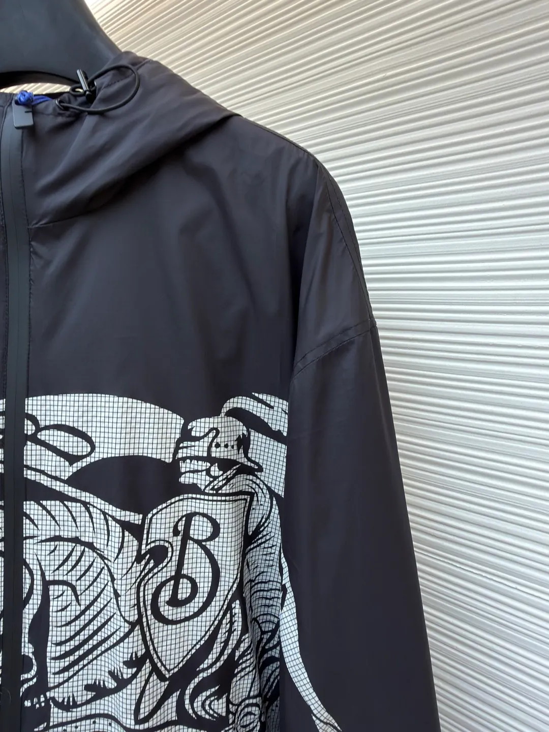Burberry equestrian knight logo nylon jacket ●Original version: Purchased and developed by 7149 ●Item number: 1682479-B50 ●Fabric: nylon fabric ●Technology: glue printing ●Color: black ●Version: fitted version ●Weight: about 330 grams ●Size: S-M-L-XL ●Description: The fabric is made of high-quality nylon fabric, which is light, wear-resistant, windproof and waterproof, and is very suitable for making casual jackets. In terms of fabric processing, special waterproof coating processing technology is used to enhance its waterproofing. Advanced sewing equipment and technology are used to sew the fabrics together to form the overall structure of the jacket. During the sewing process, special attention is paid to details, such as the sewing of zippers, pockets, cuffs, etc., to ensure their firmness and beauty. The logo pattern needs to be restored very accurately, and the Equestrian Knight logo (EKD) and B-shaped zipper puller are decorated on the jacket through glue printing to highlight the brand characteristics. The printing process uses environmentally friendly and washable pigments to ensure that the printing is long-lasting and bright. The overall wiring is straight and delicate, the fabric is comfortable and soft, and the color is consistent without color difference. It can be matched with the same style to create a fashionable look and control various occasions. Customized accessories, complete with three standards, same style for men and women!