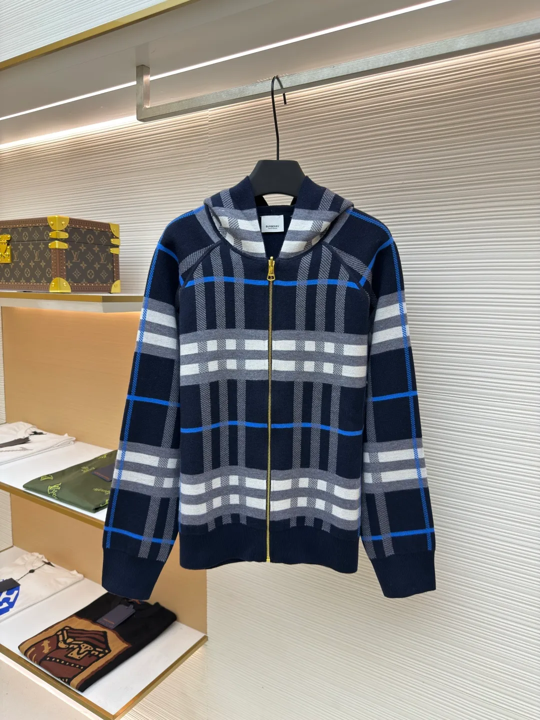 BURBERRY War Horse Reversible Cashmere Plaid Hooded Jacket [Women's Clothing] ●Item No.: 1680663-B70 ●Material: Wool Fabric ●Technology: Knitted Production ●Version: Loose Version ●Weight: About 995 Grams ●Size: S-M-L ●Description: Customized YB wool knitted material, comfortable texture, skin-friendly and warm, hooded zipper sweatshirt version, easy to put on and take off, full of relaxation The whole front is based on blue and purple, embellished with gray and white bright plaid patterns, highlighting the brand's low-key luxury tone. The cuffs, neckline and hem are full of elastic threads, and the back has a hidden secret. The letter war horse crochet pattern on the back shows the autumn and winter sports and leisure style. The overall wiring is straight and delicate, the fabric is comfortable and soft, and the color is consistent without color difference. It can be matched with the same style to create a fashionable look and control various occasions. Customized accessories, complete with three standards, same style for men and women!