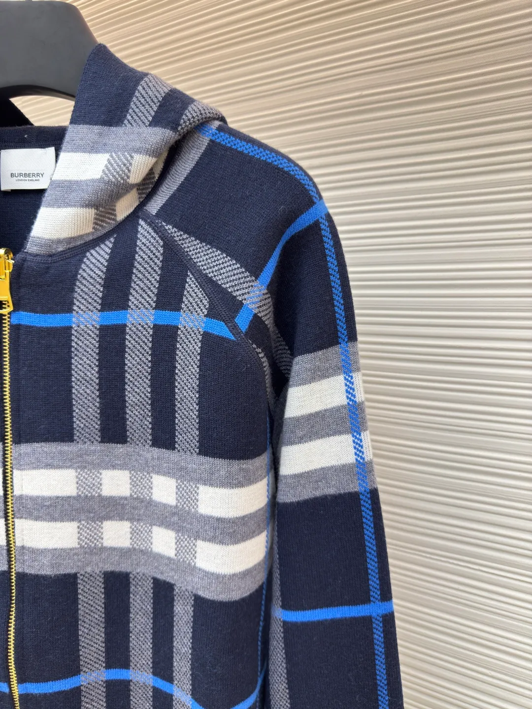 BURBERRY War Horse Reversible Cashmere Plaid Hooded Jacket [Women's Clothing] ●Item No.: 1680663-B70 ●Material: Wool Fabric ●Technology: Knitted Production ●Version: Loose Version ●Weight: About 995 Grams ●Size: S-M-L ●Description: Customized YB wool knitted material, comfortable texture, skin-friendly and warm, hooded zipper sweatshirt version, easy to put on and take off, full of relaxation The whole front is based on blue and purple, embellished with gray and white bright plaid patterns, highlighting the brand's low-key luxury tone. The cuffs, neckline and hem are full of elastic threads, and the back has a hidden secret. The letter war horse crochet pattern on the back shows the autumn and winter sports and leisure style. The overall wiring is straight and delicate, the fabric is comfortable and soft, and the color is consistent without color difference. It can be matched with the same style to create a fashionable look and control various occasions. Customized accessories, complete with three standards, same style for men and women!