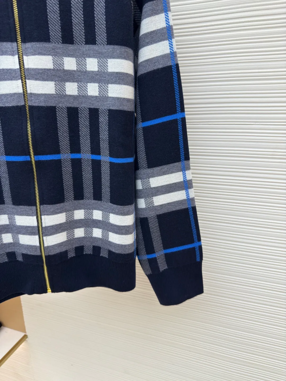 BURBERRY War Horse Reversible Cashmere Plaid Hooded Jacket [Women's Clothing] ●Item No.: 1680663-B70 ●Material: Wool Fabric ●Technology: Knitted Production ●Version: Loose Version ●Weight: About 995 Grams ●Size: S-M-L ●Description: Customized YB wool knitted material, comfortable texture, skin-friendly and warm, hooded zipper sweatshirt version, easy to put on and take off, full of relaxation The whole front is based on blue and purple, embellished with gray and white bright plaid patterns, highlighting the brand's low-key luxury tone. The cuffs, neckline and hem are full of elastic threads, and the back has a hidden secret. The letter war horse crochet pattern on the back shows the autumn and winter sports and leisure style. The overall wiring is straight and delicate, the fabric is comfortable and soft, and the color is consistent without color difference. It can be matched with the same style to create a fashionable look and control various occasions. Customized accessories, complete with three standards, same style for men and women!