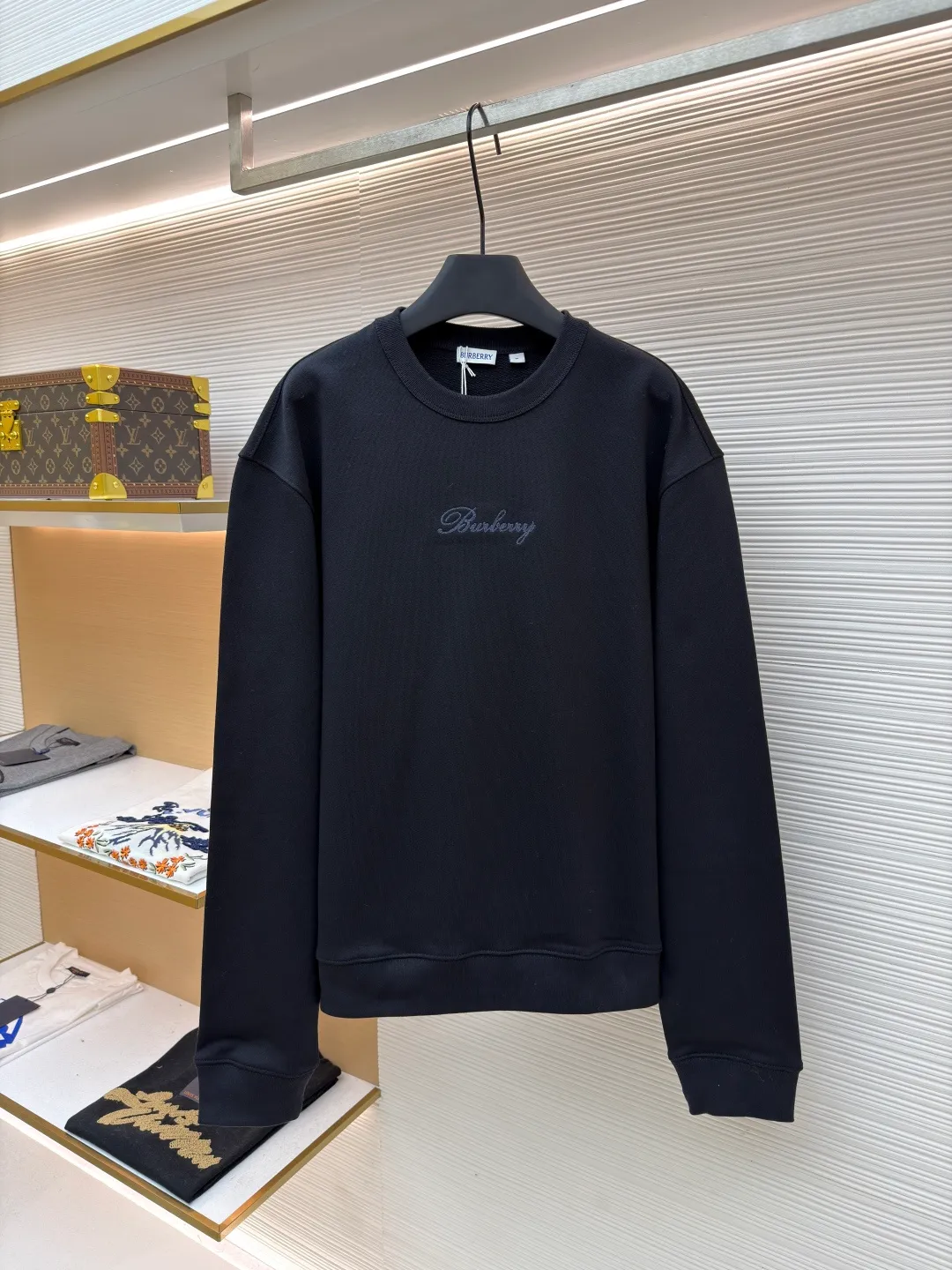 Burberry Back Plaid Round Neck Short Sleeve ●Original version: Purchased and developed at 5330 ●Item number: 1681667-A65 ●Fabric: pure cotton fish scale base fabric ●Technology: chain stitch embroidery production ●Color: black ●Version: fitted version ●Weight: about 735 grams ●Size: XS-S-M-L ●Description: The fabric is made of 16S single yarn + 10S single yarn, 470g; matched with 21S 2*2 stretch rib; 470g. Made of turned-over terry cotton fabric, the terry loops formed during weaving are uniformly brushed in the post-finishing process, so that a layer of uniform, rich and soft velvet is formed inside the fabric. It has excellent warmth retention and skin-fitting comfort; while the outside has a slightly frosted flat appearance and a thick and stiff texture. The chest and back are embellished with letter logo embroidery, forming a visual rhythm that echoes the front and back, both presented through chain stitch embroidery technology. These logos also use high-precision embroidery technology to ensure clear edges, strong and durable. Unique embroidery technique, its stitches are interlocking like a chain, making it more three-dimensional, softer to the touch, and has a unique texture and luster. Presenting the classic plaid pattern with this process is an innovative deconstruction of the traditional elements of the brand. It transforms the original flat pattern into a three-dimensional texture with handicraft warmth, which greatly enhances the sophistication and value of the design. The overall wiring is straight and delicate, the fabric is comfortable and soft, and the color is consistent without color difference. It can be matched with the same style to create a fashionable look and control various occasions. Customized accessories, complete with three standards, same style for men and women!