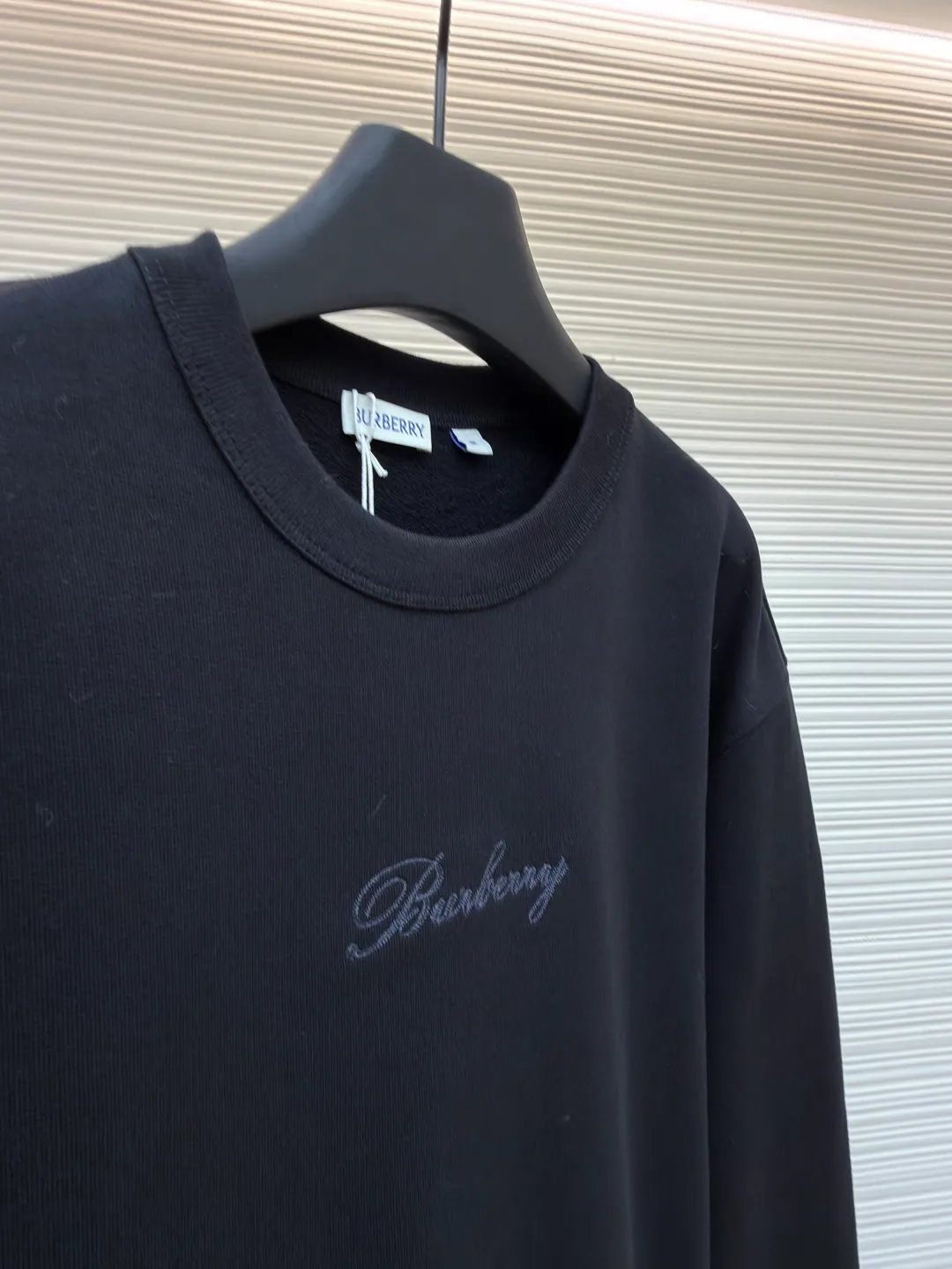 Burberry Back Plaid Round Neck Short Sleeve ●Original version: Purchased and developed at 5330 ●Item number: 1681667-A65 ●Fabric: pure cotton fish scale base fabric ●Technology: chain stitch embroidery production ●Color: black ●Version: fitted version ●Weight: about 735 grams ●Size: XS-S-M-L ●Description: The fabric is made of 16S single yarn + 10S single yarn, 470g; matched with 21S 2*2 stretch rib; 470g. Made of turned-over terry cotton fabric, the terry loops formed during weaving are uniformly brushed in the post-finishing process, so that a layer of uniform, rich and soft velvet is formed inside the fabric. It has excellent warmth retention and skin-fitting comfort; while the outside has a slightly frosted flat appearance and a thick and stiff texture. The chest and back are embellished with letter logo embroidery, forming a visual rhythm that echoes the front and back, both presented through chain stitch embroidery technology. These logos also use high-precision embroidery technology to ensure clear edges, strong and durable. Unique embroidery technique, its stitches are interlocking like a chain, making it more three-dimensional, softer to the touch, and has a unique texture and luster. Presenting the classic plaid pattern with this process is an innovative deconstruction of the traditional elements of the brand. It transforms the original flat pattern into a three-dimensional texture with handicraft warmth, which greatly enhances the sophistication and value of the design. The overall wiring is straight and delicate, the fabric is comfortable and soft, and the color is consistent without color difference. It can be matched with the same style to create a fashionable look and control various occasions. Customized accessories, complete with three standards, same style for men and women!