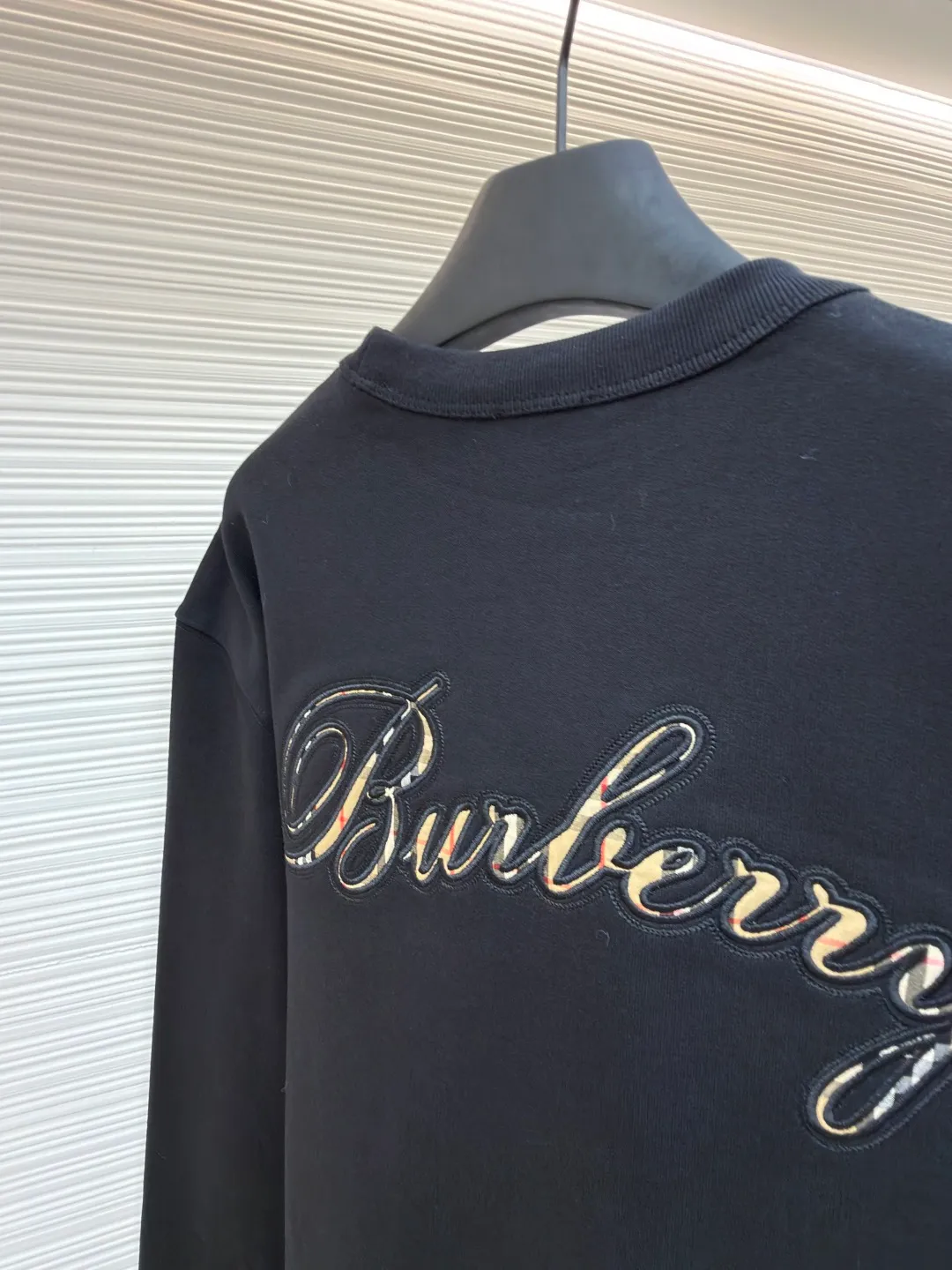 Burberry Back Plaid Round Neck Short Sleeve ●Original version: Purchased and developed at 5330 ●Item number: 1681667-A65 ●Fabric: pure cotton fish scale base fabric ●Technology: chain stitch embroidery production ●Color: black ●Version: fitted version ●Weight: about 735 grams ●Size: XS-S-M-L ●Description: The fabric is made of 16S single yarn + 10S single yarn, 470g; matched with 21S 2*2 stretch rib; 470g. Made of turned-over terry cotton fabric, the terry loops formed during weaving are uniformly brushed in the post-finishing process, so that a layer of uniform, rich and soft velvet is formed inside the fabric. It has excellent warmth retention and skin-fitting comfort; while the outside has a slightly frosted flat appearance and a thick and stiff texture. The chest and back are embellished with letter logo embroidery, forming a visual rhythm that echoes the front and back, both presented through chain stitch embroidery technology. These logos also use high-precision embroidery technology to ensure clear edges, strong and durable. Unique embroidery technique, its stitches are interlocking like a chain, making it more three-dimensional, softer to the touch, and has a unique texture and luster. Presenting the classic plaid pattern with this process is an innovative deconstruction of the traditional elements of the brand. It transforms the original flat pattern into a three-dimensional texture with handicraft warmth, which greatly enhances the sophistication and value of the design. The overall wiring is straight and delicate, the fabric is comfortable and soft, and the color is consistent without color difference. It can be matched with the same style to create a fashionable look and control various occasions. Customized accessories, complete with three standards, same style for men and women!