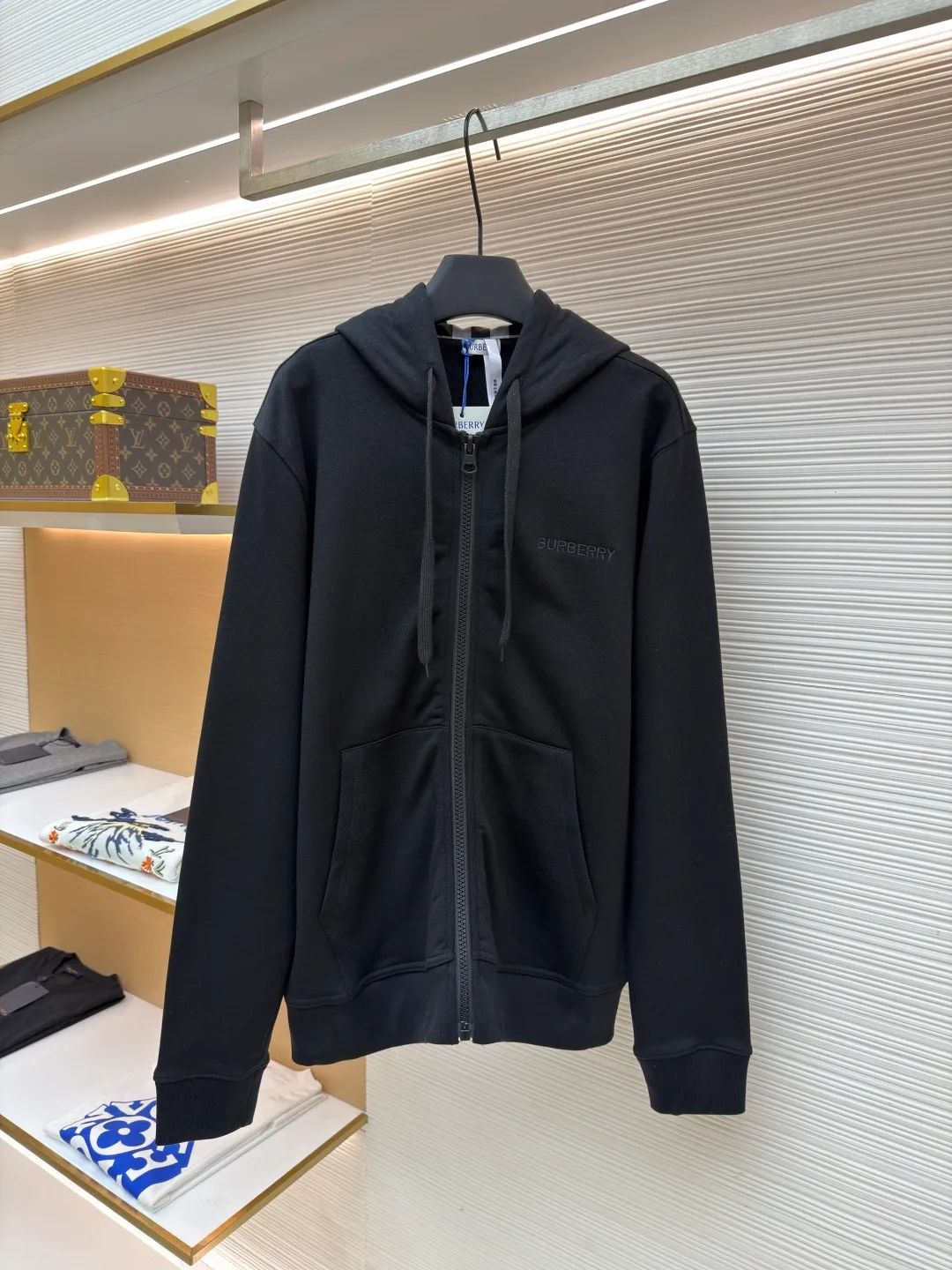 Burberry classic embroidered LOGO hooded long-sleeved sweatshirt ●Original version: purchased and developed by 3108 ●Item number: 1682381-B15 ●Material: combed cotton fabric ●Technology: embroidery production ●Color: black ●Version: fitted version ●Weight: about 905 grams ●Size: S-M-L ●Description: This Burberry classic embroidered LOGO hooded sweatshirt is made of 380g combed cotton terry fabric, which has been treated with an enzyme washing process. The fabric is soft and skin-friendly and has good hygroscopicity. It has also been pre-shrunk and anti-pilling, making it less likely to deform and fluff after washing. The inside of the hood is spliced ​​with the brand's classic plaid fabric, using manual alignment and splicing technology. The alignment error of the plaid pattern does not exceed 0.3cm. The drawstring is a custom-made pure cotton rope strap, and the metal rope head is polished for a refined texture. The front is equipped with a YKK customized metal zipper, which is smooth, easy to pull and anti-oxidation. The brand LOGO on the chest adopts imported flat embroidery technology. The embroidery thread is made of high color fastness yarn. The stitches are fine and even, and the pattern is three-dimensional and clear. The kangaroo pocket is an integrated tailoring design with double-needle seaming reinforcement at the edges. The high-elastic rib fabric on the cuffs and hem is custom-woven and dyed, so it will not loosen after long-term wear. The overall seams are overlocked and the details combine the brand's classic elements with exquisite clothing craftsmanship. The fit is loose and comfortable, suitable for daily wear. The overall wiring is straight and delicate, the fabric is comfortable and soft, and the color is consistent without color difference. It can be matched with the same style to create a fashionable look and control various occasions. Customized accessories, complete with three standards, same style for men and women!