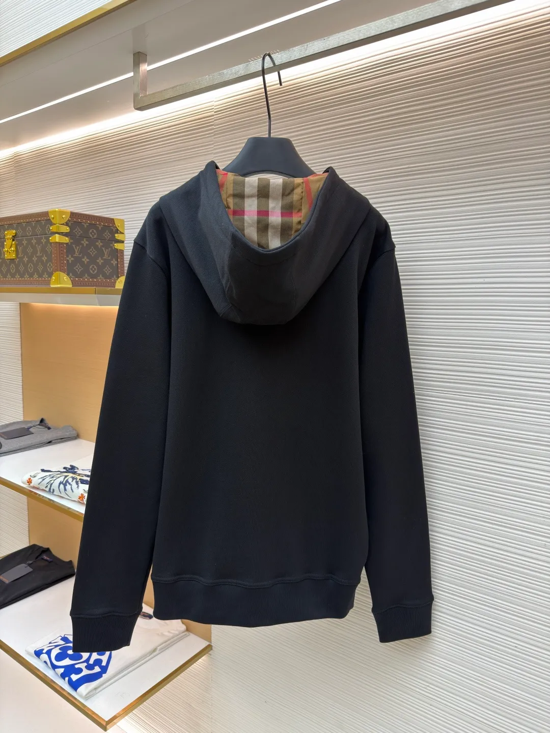 Burberry classic embroidered LOGO hooded long-sleeved sweatshirt ●Original version: purchased and developed by 3108 ●Item number: 1682381-B15 ●Material: combed cotton fabric ●Technology: embroidery production ●Color: black ●Version: fitted version ●Weight: about 905 grams ●Size: S-M-L ●Description: This Burberry classic embroidered LOGO hooded sweatshirt is made of 380g combed cotton terry fabric, which has been treated with an enzyme washing process. The fabric is soft and skin-friendly and has good hygroscopicity. It has also been pre-shrunk and anti-pilling, making it less likely to deform and fluff after washing. The inside of the hood is spliced ​​with the brand's classic plaid fabric, using manual alignment and splicing technology. The alignment error of the plaid pattern does not exceed 0.3cm. The drawstring is a custom-made pure cotton rope strap, and the metal rope head is polished for a refined texture. The front is equipped with a YKK customized metal zipper, which is smooth, easy to pull and anti-oxidation. The brand LOGO on the chest adopts imported flat embroidery technology. The embroidery thread is made of high color fastness yarn. The stitches are fine and even, and the pattern is three-dimensional and clear. The kangaroo pocket is an integrated tailoring design with double-needle seaming reinforcement at the edges. The high-elastic rib fabric on the cuffs and hem is custom-woven and dyed, so it will not loosen after long-term wear. The overall seams are overlocked and the details combine the brand's classic elements with exquisite clothing craftsmanship. The fit is loose and comfortable, suitable for daily wear. The overall wiring is straight and delicate, the fabric is comfortable and soft, and the color is consistent without color difference. It can be matched with the same style to create a fashionable look and control various occasions. Customized accessories, complete with three standards, same style for men and women!