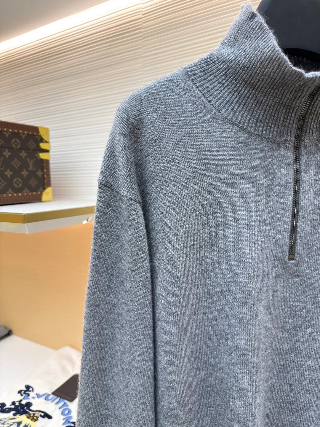 Burberry embroidered half-zip turtleneck sweater ●Original version: Purchased and developed by 4722 ●Item number: 1681784-B25 ●Fabric: wool blended fabric ●Technology: knitted production ●Color: gray ●Version: fitted version ●Weight: about 550 grams ●Size: S-M-L-XL ●Description: cashmere is used as the main body to dominate the feel, warmth and lightness of the fabric, while providing an unparalleled wearing experience. A small amount of polyamide and Lycra are added to enhance the overall durability and pilling resistance. An invisible support network is woven into the soft cashmere, and it also has a certain amount of elasticity to better fit the curves of the human body and allow it to be retracted and retracted freely. Due to the characteristics of the sweater fabric, it is stretched just right when stretching the frame, and then a hot-melt liner is used under the wool fabric piece to provide it with a certain temporary stable support to prevent it from shrinking after removal, causing pattern distortion, wrinkles and stitch dents. The high-precision calculation program system of the computer embroidery machine controls the movement of the embroidery frame in the X/Y direction, while the needle shuttles up and down, embroidering according to the set path, automatically completing thread trimming, thread jumping and other actions to form a stitch track, automatically adjusting the upper and lower thread tension to ensure that the stitches are smooth and free of floating threads, forming a war horse pattern with an error of ±0.1mm. Add detergent and preliminarily rinse the bulk goods at a water temperature of about 35 degrees to remove impurities during the production process, and then use protease to gently digest the hairiness on the surface to reduce the tendency of pilling from the root, improve the hand feel, retain softness, and eliminate irritation. After the final dehydration and drying process, the overall wiring is straight and delicate, the fabric is comfortable and soft, and the color is consistent without color difference. It can be matched with the same style to create a fashionable look and control various occasions. Customized accessories, complete with three standards, same style for men and women!