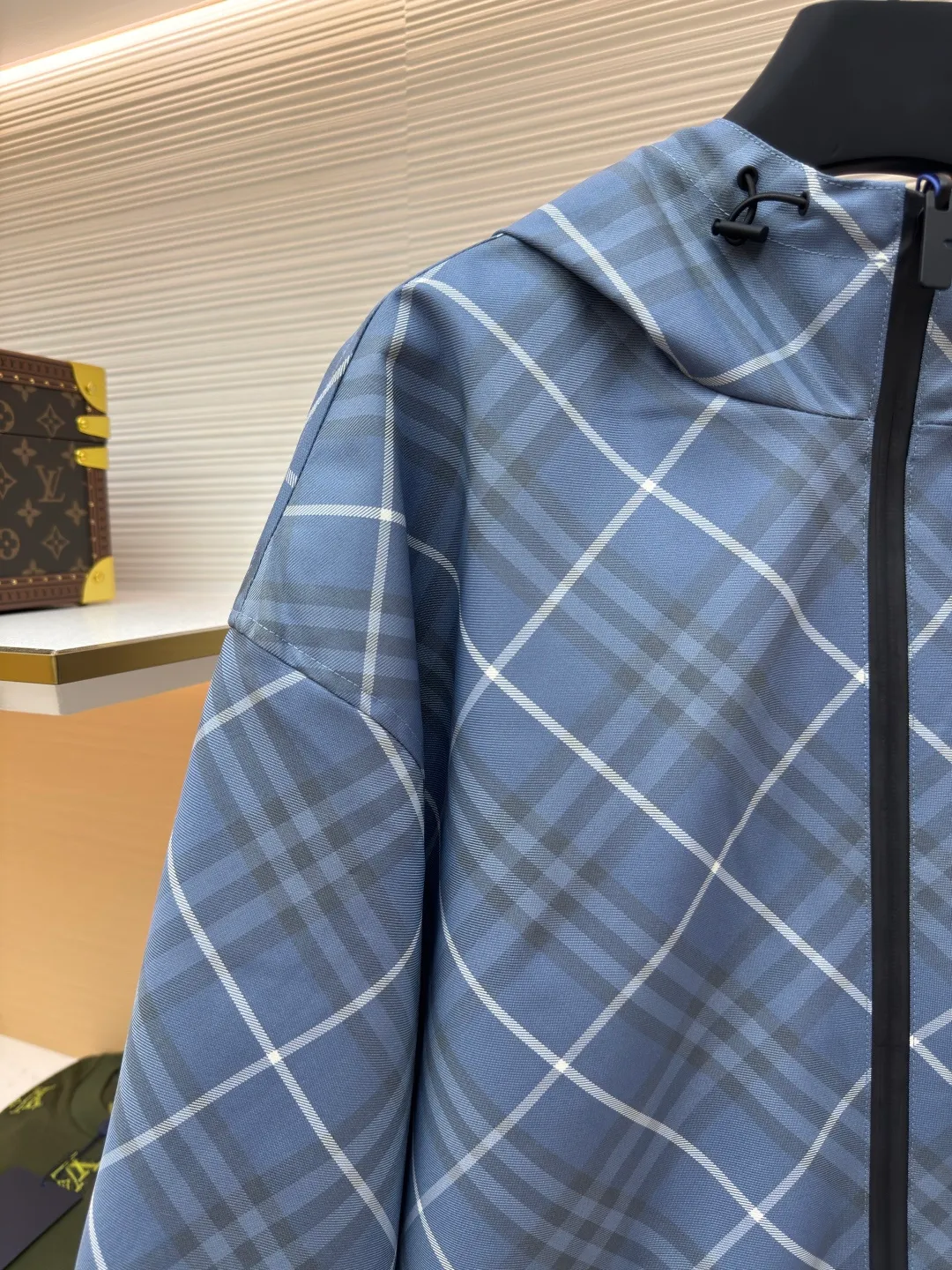BURBERRY blue diagonal pattern embroidered reversible jacket ●Authentic product: purchased and developed by 8090 ●Item number: 1680599-C10 ●Fabric: woven fabric ●Technology: Made on positioning cutting machine ●Version: fitted version ●Weight: about 800 grams ●Size: XS-S-M-L-XL ●Description: High-density woven fabric woven from 100% polyester fiber. It has the characteristics of high strength, anti-wrinkle and quick-drying. The high-density weave increases its durability and windproofness. It has good breathability and a subtle texture on the surface. The properties of the fabric make the appearance more crisp, the colors saturated, and the texture enhanced. The fabric made of 100% nylon fiber is known for its excellent wear resistance, excellent soft touch and relatively good elasticity. The relatively light quality makes the whole thing lighter and will not increase the burden of wearing due to the double-sided design. Use positioning cutting machine equipment to accurately cut fabrics, and improve overall quality through optical positioning and mechanical positioning. Ensure that every product meets the high standards of alignment. During the sewing process, the master will always ensure that each piece of fabric can be aligned and aligned after being connected, which also greatly increases the process time. The overall wiring is straight and delicate, the fabric is comfortable and soft, and the color is consistent without color difference. It can be matched with the same style to create a fashionable look and control various occasions. Customized accessories, complete with three standards, same style for men and women!