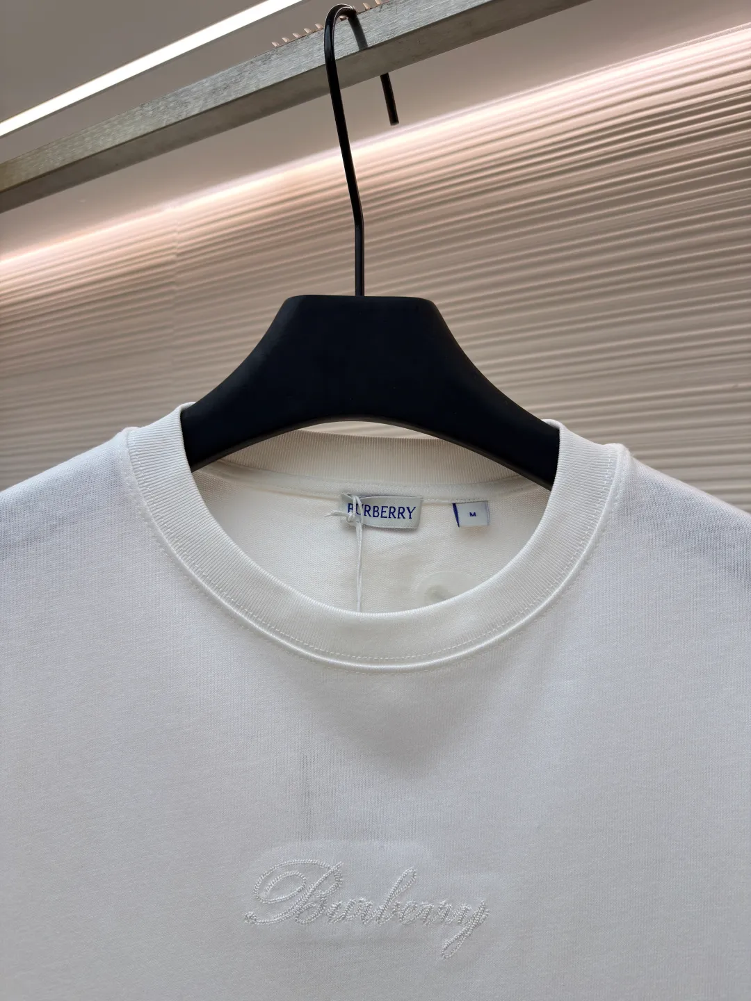 Burberry Plaid Back Letter Embroidery Round Neck Short Sleeve ●Original version: purchased and developed by 4984 ●Item number: 1681564-A10 ●Fabric: pure cotton fabric ●Technology: embroidery production ●Color: white ●Version: fitted version ●Weight: about 275 grams ●Size: XS-S-M-L ●Description: Made of 15S fine cotton plain weave, white/230g, black/310g; matching 32S double yarn tension frame thread, 300g. Made of pure cotton plain woven fabric, this weave has a tight structure, giving the fabric a crisp texture and excellent durability, while retaining the natural breathability and skin-friendly properties of cotton. The plain woven fabric is not easy to deform, avoids being too loose and casual, and provides a neater silhouette. The chest and back are embellished with letter logo embroidery, forming a visual rhythm that echoes the front and back, both presented through chain stitch embroidery technology. These logos also use high-precision embroidery technology to ensure clear edges, strong and durable. Unique embroidery technique, its stitches are interlocking like a chain, making it more three-dimensional, softer to the touch, and has a unique texture and luster. Presenting the classic plaid pattern with this process is an innovative deconstruction of the traditional elements of the brand. It transforms the original flat pattern into a three-dimensional texture with handicraft warmth, which greatly enhances the sophistication and value of the design. The overall wiring is straight and delicate, the fabric is comfortable and soft, and the color is consistent without color difference. It can be matched with the same style to create a fashionable look and control various occasions. Customized accessories, complete with three standards, same style for men and women!