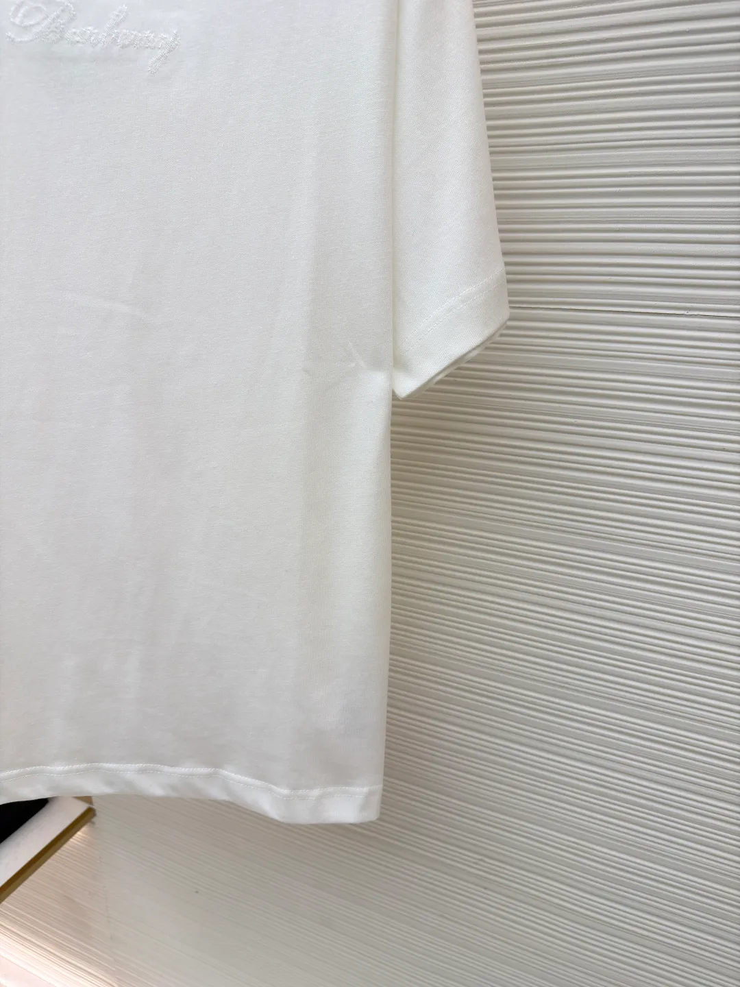 Burberry Plaid Back Letter Embroidery Round Neck Short Sleeve ●Original version: purchased and developed by 4984 ●Item number: 1681564-A10 ●Fabric: pure cotton fabric ●Technology: embroidery production ●Color: white ●Version: fitted version ●Weight: about 275 grams ●Size: XS-S-M-L ●Description: Made of 15S fine cotton plain weave, white/230g, black/310g; matching 32S double yarn tension frame thread, 300g. Made of pure cotton plain woven fabric, this weave has a tight structure, giving the fabric a crisp texture and excellent durability, while retaining the natural breathability and skin-friendly properties of cotton. The plain woven fabric is not easy to deform, avoids being too loose and casual, and provides a neater silhouette. The chest and back are embellished with letter logo embroidery, forming a visual rhythm that echoes the front and back, both presented through chain stitch embroidery technology. These logos also use high-precision embroidery technology to ensure clear edges, strong and durable. Unique embroidery technique, its stitches are interlocking like a chain, making it more three-dimensional, softer to the touch, and has a unique texture and luster. Presenting the classic plaid pattern with this process is an innovative deconstruction of the traditional elements of the brand. It transforms the original flat pattern into a three-dimensional texture with handicraft warmth, which greatly enhances the sophistication and value of the design. The overall wiring is straight and delicate, the fabric is comfortable and soft, and the color is consistent without color difference. It can be matched with the same style to create a fashionable look and control various occasions. Customized accessories, complete with three standards, same style for men and women!