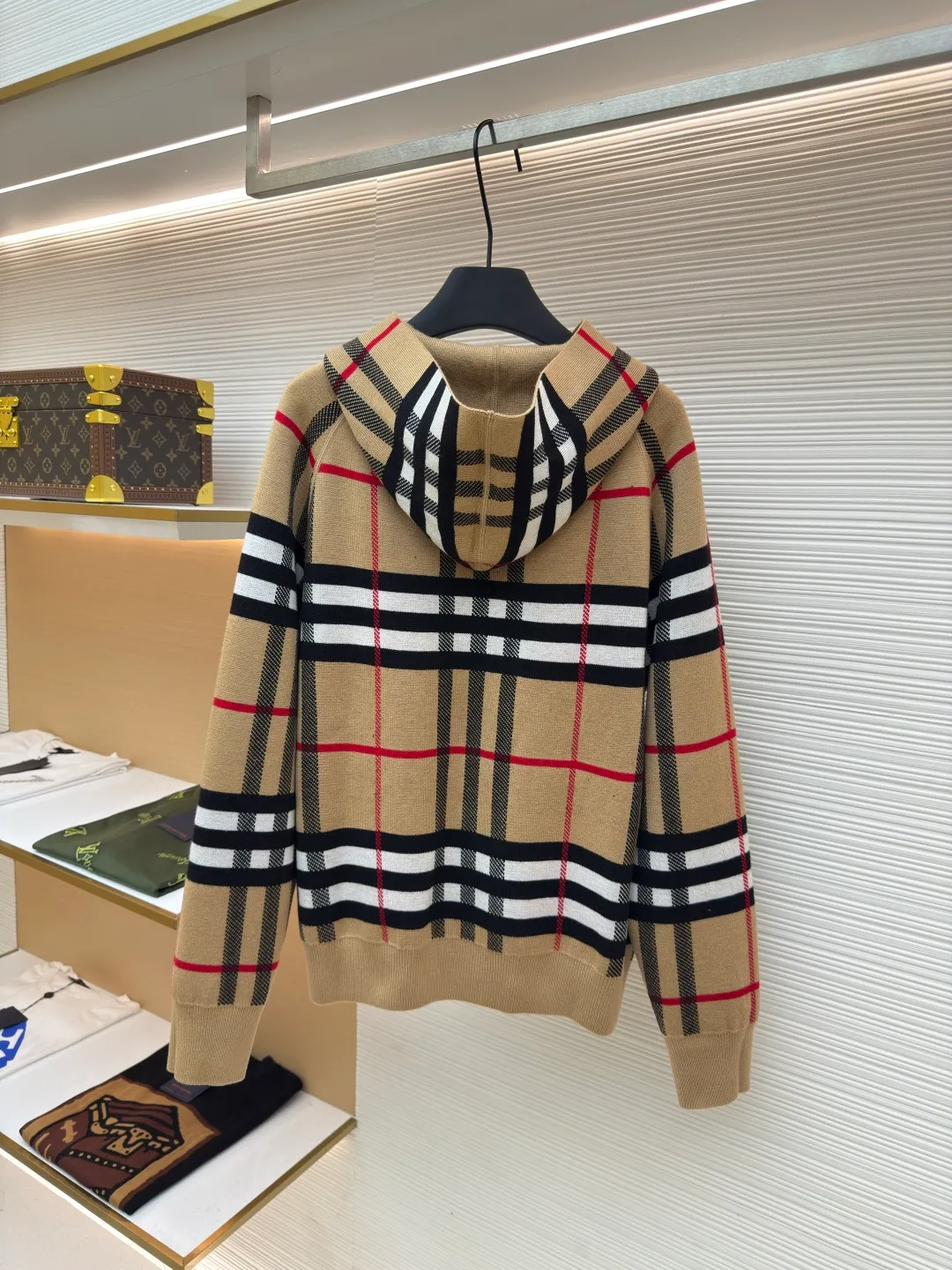 BURBERRY War Horse Reversible Cashmere Plaid Hooded Jacket [Women's Clothing] ●Item No.: 1680662-B70 ●Material: Wool Fabric ●Technology: Knitted Production ●Version: Loose Version ●Weight: About 985 Grams ●Size: S-M-L ●Description: Customized YB wool knit material, comfortable texture, skin-friendly and warm, hooded zipper sweatshirt version, easy to put on and take off, full of relaxation The whole front is based on blue and purple, embellished with gray and white bright plaid patterns, highlighting the brand's low-key luxury tone. The cuffs, neckline and hem are full of elastic threads, and the back has a hidden secret. The letter war horse crochet pattern on the back shows the autumn and winter sports and leisure style. The overall wiring is straight and delicate, the fabric is comfortable and soft, and the color is consistent without color difference. It can be matched with the same style to create a fashionable look and control various occasions. Customized accessories, complete with three standards, same style for men and women!