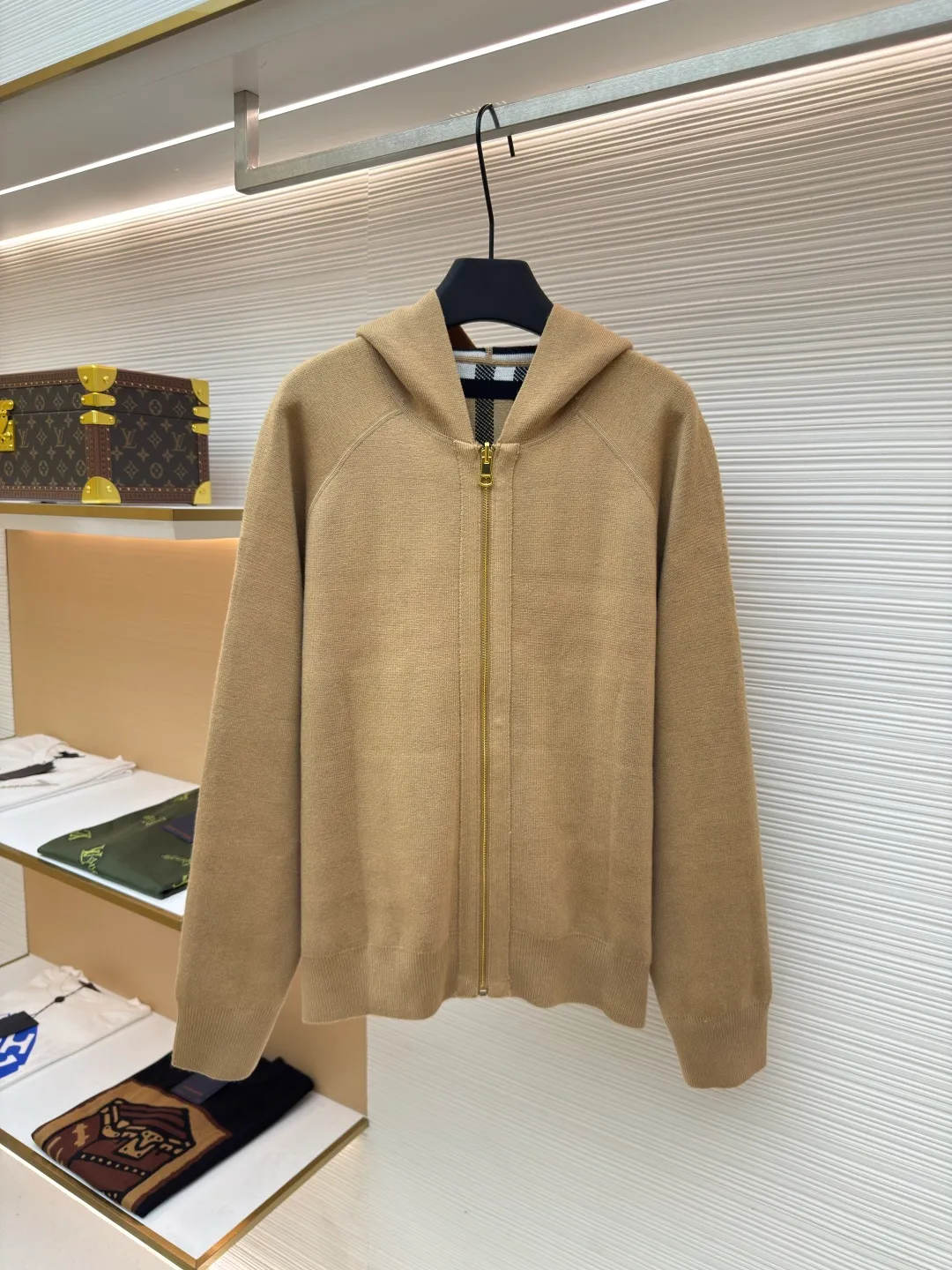 BURBERRY War Horse Reversible Cashmere Plaid Hooded Jacket [Women's Clothing] ●Item No.: 1680662-B70 ●Material: Wool Fabric ●Technology: Knitted Production ●Version: Loose Version ●Weight: About 985 Grams ●Size: S-M-L ●Description: Customized YB wool knit material, comfortable texture, skin-friendly and warm, hooded zipper sweatshirt version, easy to put on and take off, full of relaxation The whole front is based on blue and purple, embellished with gray and white bright plaid patterns, highlighting the brand's low-key luxury tone. The cuffs, neckline and hem are full of elastic threads, and the back has a hidden secret. The letter war horse crochet pattern on the back shows the autumn and winter sports and leisure style. The overall wiring is straight and delicate, the fabric is comfortable and soft, and the color is consistent without color difference. It can be matched with the same style to create a fashionable look and control various occasions. Customized accessories, complete with three standards, same style for men and women!