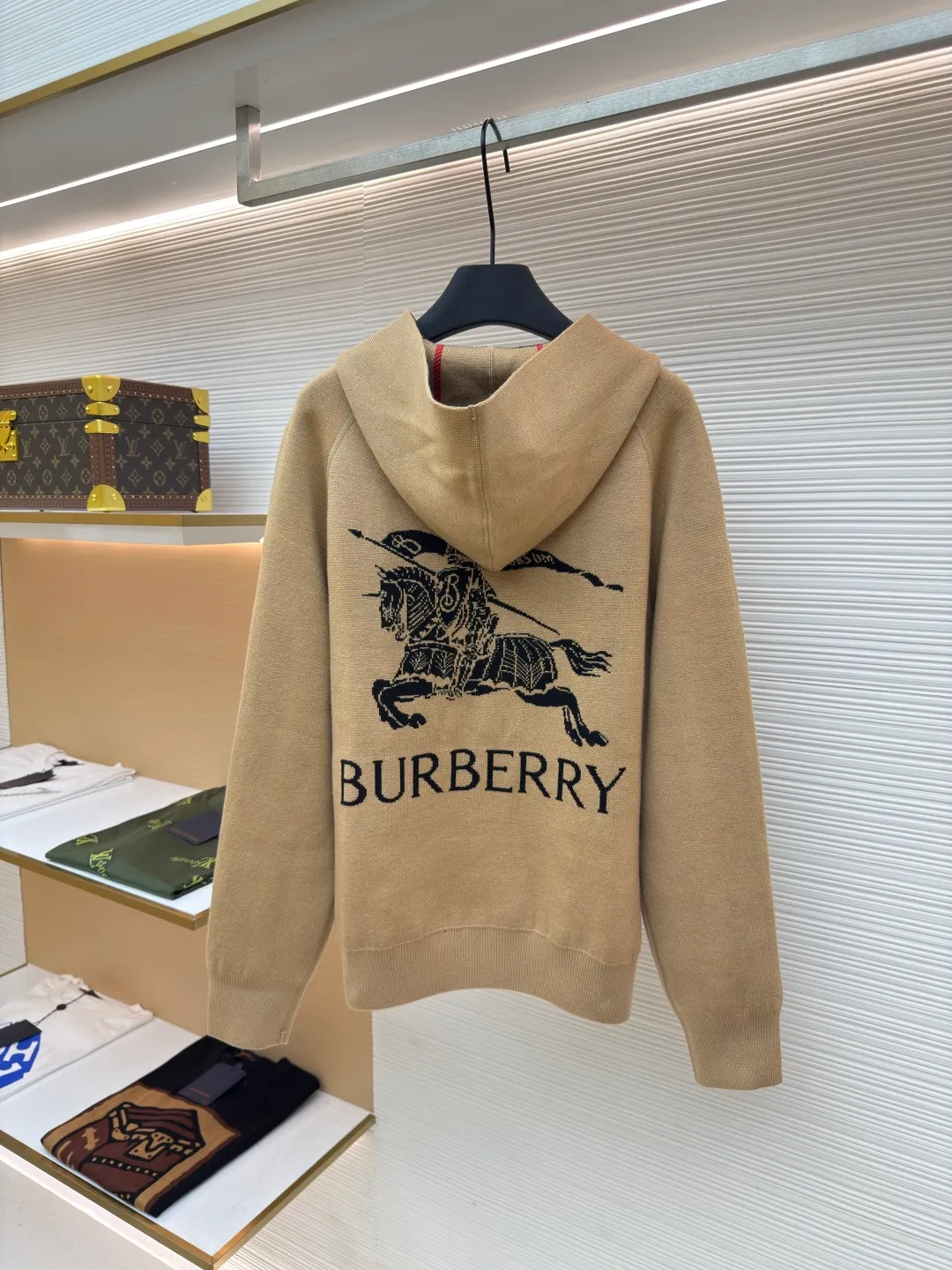 BURBERRY War Horse Reversible Cashmere Plaid Hooded Jacket [Women's Clothing] ●Item No.: 1680662-B70 ●Material: Wool Fabric ●Technology: Knitted Production ●Version: Loose Version ●Weight: About 985 Grams ●Size: S-M-L ●Description: Customized YB wool knit material, comfortable texture, skin-friendly and warm, hooded zipper sweatshirt version, easy to put on and take off, full of relaxation The whole front is based on blue and purple, embellished with gray and white bright plaid patterns, highlighting the brand's low-key luxury tone. The cuffs, neckline and hem are full of elastic threads, and the back has a hidden secret. The letter war horse crochet pattern on the back shows the autumn and winter sports and leisure style. The overall wiring is straight and delicate, the fabric is comfortable and soft, and the color is consistent without color difference. It can be matched with the same style to create a fashionable look and control various occasions. Customized accessories, complete with three standards, same style for men and women!