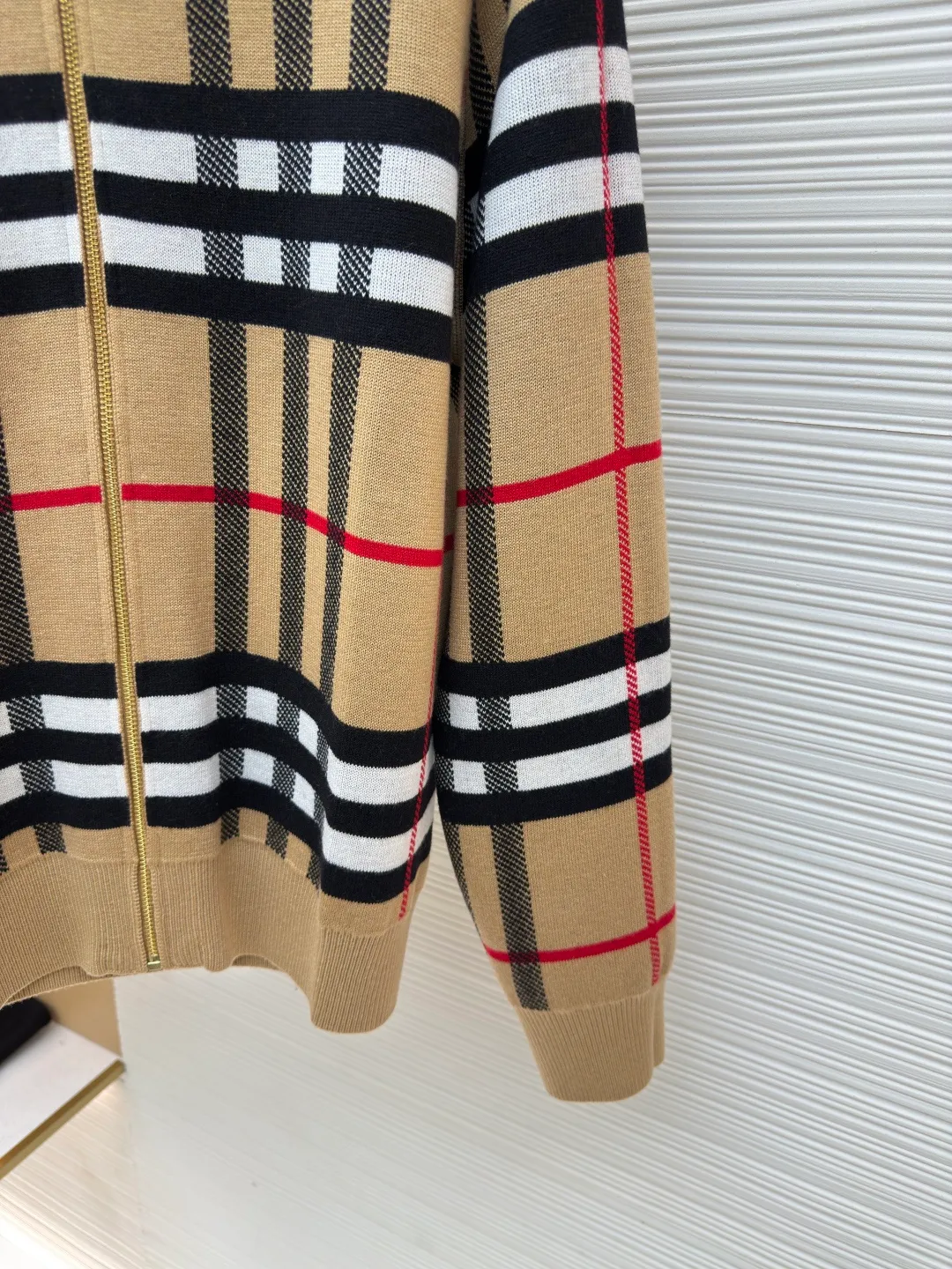 BURBERRY War Horse Reversible Cashmere Plaid Hooded Jacket [Women's Clothing] ●Item No.: 1680662-B70 ●Material: Wool Fabric ●Technology: Knitted Production ●Version: Loose Version ●Weight: About 985 Grams ●Size: S-M-L ●Description: Customized YB wool knit material, comfortable texture, skin-friendly and warm, hooded zipper sweatshirt version, easy to put on and take off, full of relaxation The whole front is based on blue and purple, embellished with gray and white bright plaid patterns, highlighting the brand's low-key luxury tone. The cuffs, neckline and hem are full of elastic threads, and the back has a hidden secret. The letter war horse crochet pattern on the back shows the autumn and winter sports and leisure style. The overall wiring is straight and delicate, the fabric is comfortable and soft, and the color is consistent without color difference. It can be matched with the same style to create a fashionable look and control various occasions. Customized accessories, complete with three standards, same style for men and women!