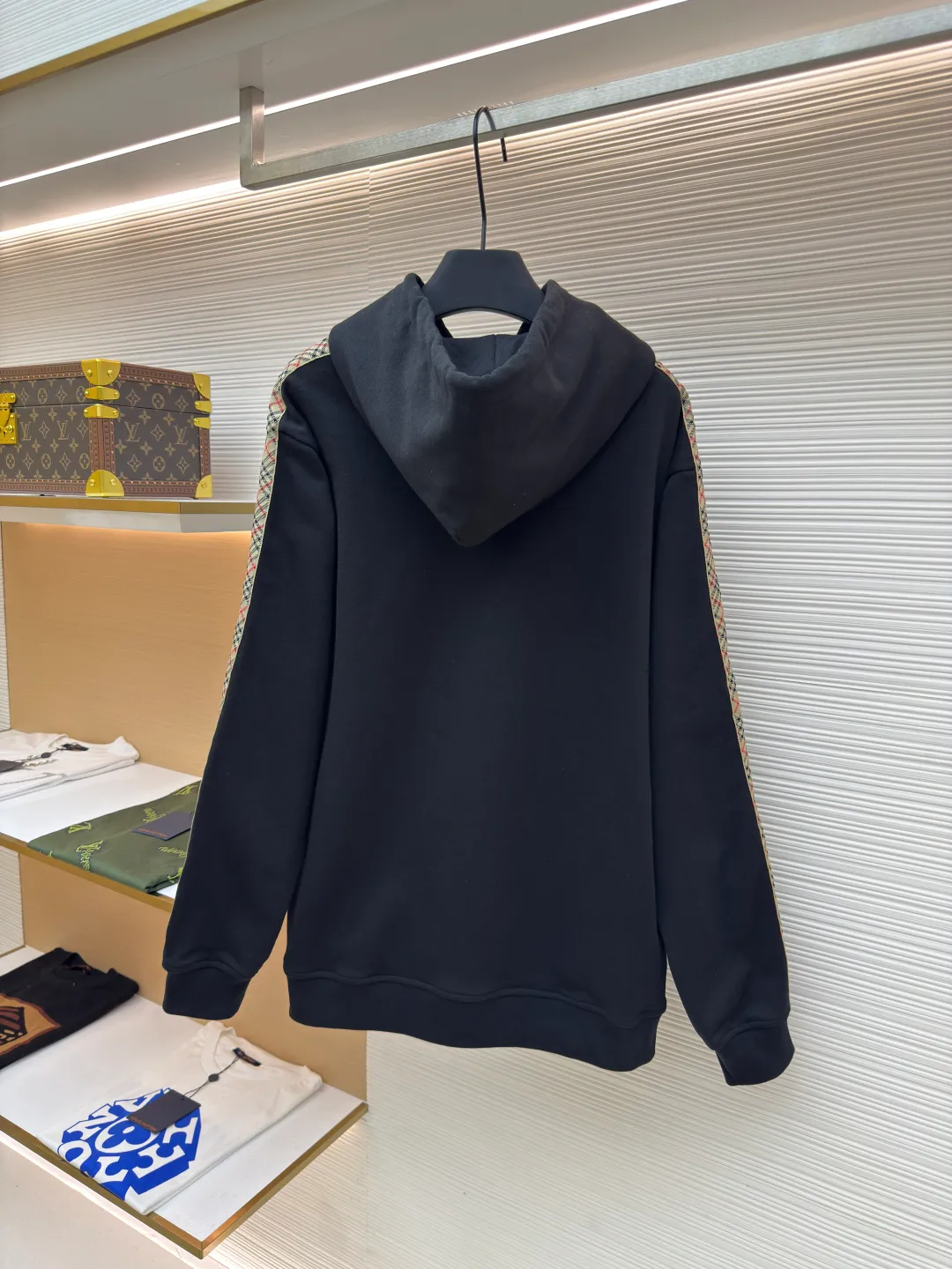 BURBERRY Ribbon trim hooded pullover sweatshirt ●Authentic product: Purchased and developed by 6239 ●Item number: 1680511-B15 ●Fabric: single-sided fish scale fabric ●Technology: selvedge production ●Version: fitted version ●Weight: about 895 grams ●Size: S-M-L-XL ●Description: A single-sided fish-scale cloth fabric woven with cotton as the base. The front is a smooth knitted surface, and the skin-contacting surface is formed into three-dimensional terry by the floating thread knitting technology of the knitting machine, which increases the fluffiness and has a delicate touch. The terry structure absorbs a large amount of water and evaporates quickly, so it is not easy to loosen and deform after repeated washing. By actively interfering with the shrinkage potential of cotton fibers, the fabric is able to transition from changeable to stable, improving dimensional stability while being less prone to deformation and wrinkles. The monochrome flat embroidery on the chest uses the high-precision calculation system of the computer embroidery machine to control the coordinated operation of the machine head, needle bar, and thread spool. The fabric frame moves accurately in the horizontal and vertical directions to form a stitch track. The upper and lower thread tensions are adjusted to ensure that the stitches are smooth and free of floating threads, forming a fine pattern with an error of ±0.1mm. The overall wiring is straight and delicate, the fabric is comfortable and soft, and the color is consistent without color difference. It can be matched with the same style to create a fashionable look and control various occasions. Customized accessories, complete with three standards, same style for men and women!
