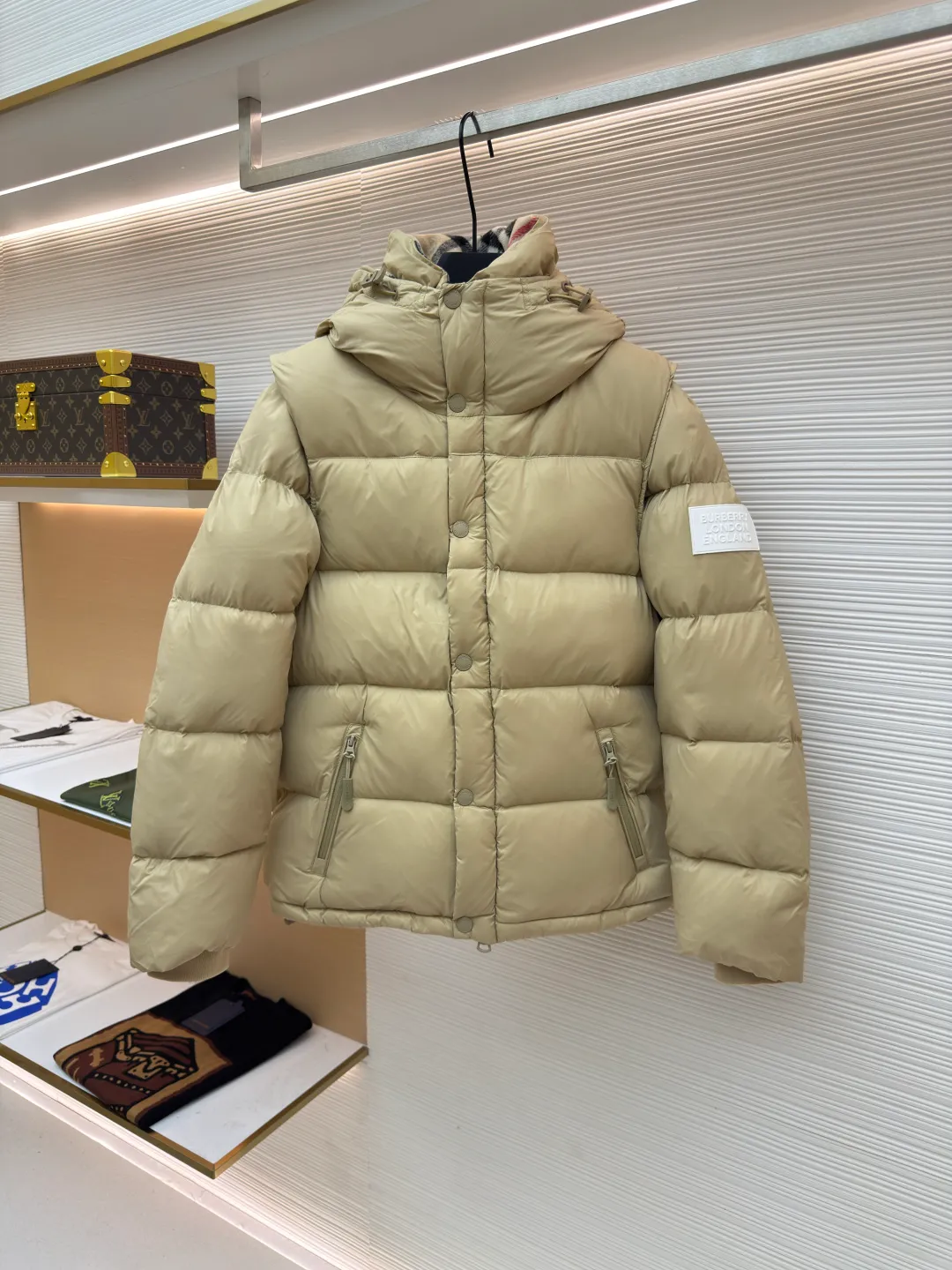 Burberry detachable sleeve hooded down jacket ●Original version: Purchased and developed by 7049 ●Item number: 1680755-C95 ●Fabric: Retro plaid fabric ●Technology: Positioning cutting machine ●Version: Fitted version ●Weight: about 1265 grams ●Size: S-M-L-XL-XXL ●Description: High collar and hood lined with retro plaid Detachable sleeves to transform into a vest shape The upper body effect is super good, comfortable and warm Super practical snap buttons and a hidden two-way zipper placket. The drawstring hood and hem shoulders are decorated with Burberry three-dimensional silicone logo plates. The overall wiring is straight and delicate, the fabric is comfortable and soft, and the color is consistent without color difference. It can be matched with the same style to create a fashionable look and control various occasions. Customized accessories, complete with three standards, same style for men and women!