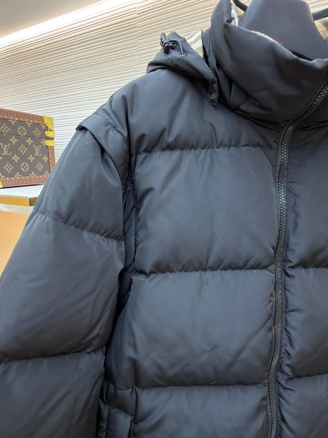 Burberry removable sleeve down jacket ●Original version: Purchased and developed by 10153 ●Item number: 1681917-E00 ●Material: white duck down fabric ●Technology: mechanical down filling ●Color: black ●Version: fitted version ●Weight: about 1125 grams ●Size: S-M-L-XL ●Description: Use laser cutting technology to ensure the accuracy and neatness of the edges of the pieces. Consider the distribution of down filling when cutting to ensure even warmth in each part. The plaid alignment in the hat is also 1:1 restored and quilted using a CNC quilting machine to ensure uniform and beautiful quilting lines. The quilting thread uses high-strength nylon thread with a color similar to the outer fabric to maintain the overall beauty. The overall wiring is straight and delicate, the fabric is comfortable and soft, and the color is consistent without color difference. It can be matched with the same style to create a fashionable look and control various occasions. Customized accessories, complete with three standards, same style for men and women!