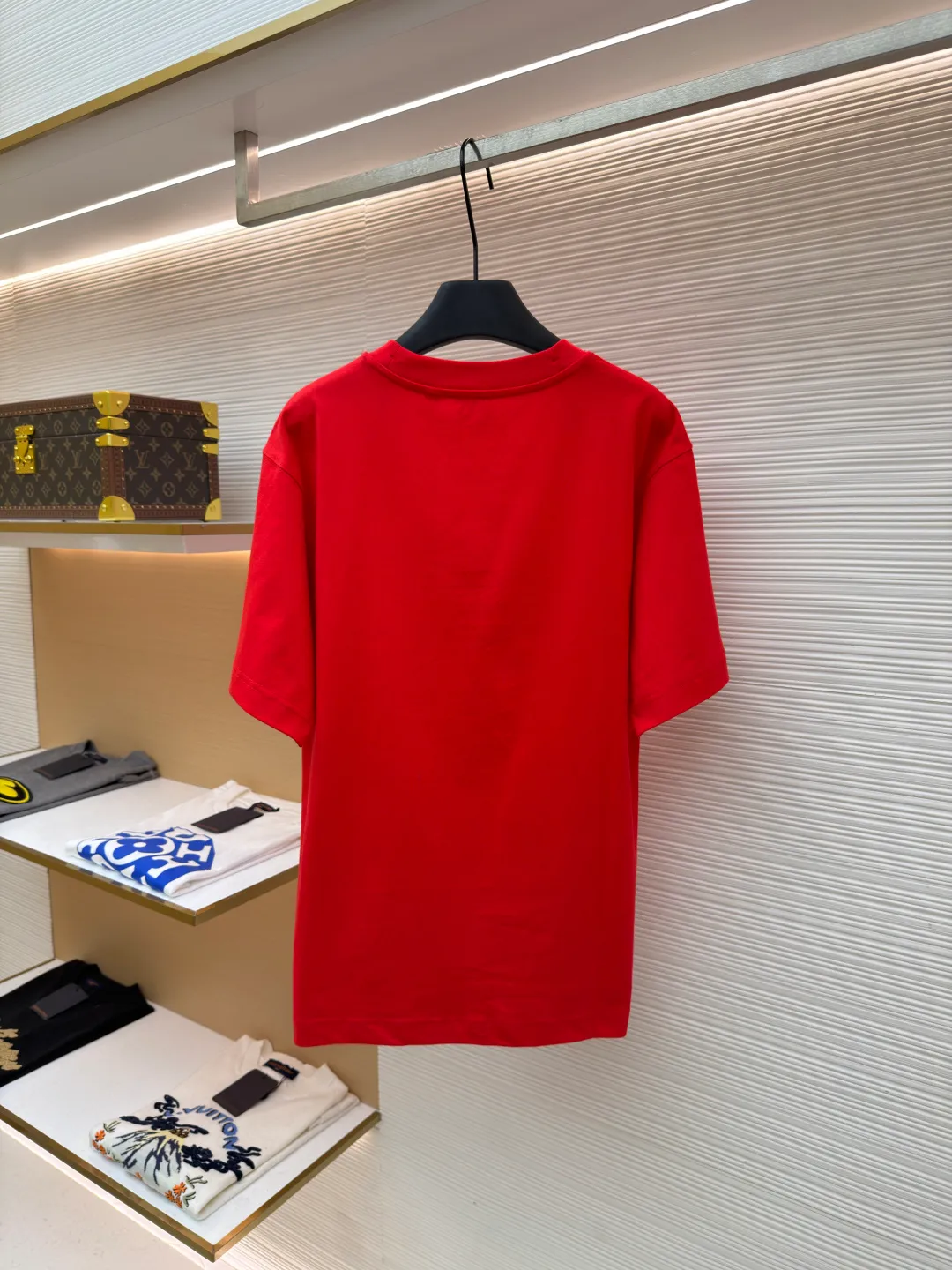 Burberry fleece pony round neck short sleeves ●Original version: Purchased and developed for 4850 ●Item number: 1682162-A05 ●Fabric: pure cotton plain weave ●Technology: embroidery production ●Color: red ●Version: fitted version ●Weight: about 265 grams ●Size: Fine cotton fabrics usually have better moisture absorption, breathability, wear resistance, and are also softer and smoother. Vintage fine cotton fabric is a relatively thick cotton fabric that has been carefully processed and treated to have excellent texture and performance. It feels soft and comfortable and fits the skin very well when worn. Craftsmanship with plush effect, new season equestrian knight logo embroidery, and metallic yarns with a rich touch are the core of the design. During the embroidery process, special yarns containing metallic threads are mixed and programmed through a computer embroidery machine to integrate the metallic yarns into specific parts of the pattern using stitching methods such as chain embroidery and tatami embroidery. On top of the traditional three-dimensional sense of embroidery, a shimmering metallic luster and a special cool touch are added, causing the classic logo pattern to produce local highlights under light, showing a reshaped modern sense and a high-end customization-like sophistication, which is highly recognizable. The overall wiring is straight and delicate, the fabric is comfortable and soft, and the color is consistent without color difference. It can be matched with the same style to create a fashionable look and control various occasions. Customized accessories, complete with three standards, same style for men and women!