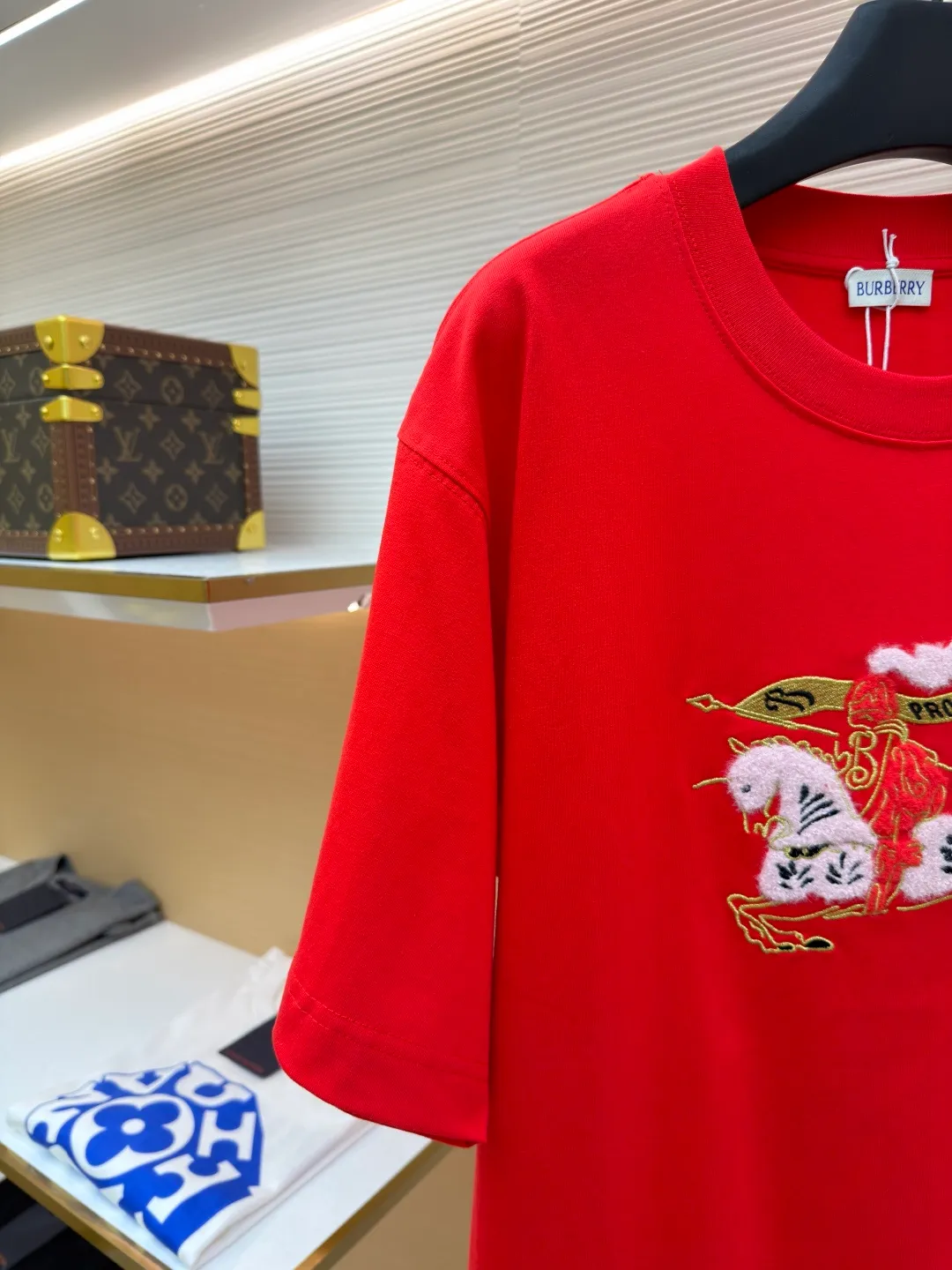 Burberry fleece pony round neck short sleeves ●Original version: Purchased and developed for 4850 ●Item number: 1682162-A05 ●Fabric: pure cotton plain weave ●Technology: embroidery production ●Color: red ●Version: fitted version ●Weight: about 265 grams ●Size: Fine cotton fabrics usually have better moisture absorption, breathability, wear resistance, and are also softer and smoother. Vintage fine cotton fabric is a relatively thick cotton fabric that has been carefully processed and treated to have excellent texture and performance. It feels soft and comfortable and fits the skin very well when worn. Craftsmanship with plush effect, new season equestrian knight logo embroidery, and metallic yarns with a rich touch are the core of the design. During the embroidery process, special yarns containing metallic threads are mixed and programmed through a computer embroidery machine to integrate the metallic yarns into specific parts of the pattern using stitching methods such as chain embroidery and tatami embroidery. On top of the traditional three-dimensional sense of embroidery, a shimmering metallic luster and a special cool touch are added, causing the classic logo pattern to produce local highlights under light, showing a reshaped modern sense and a high-end customization-like sophistication, which is highly recognizable. The overall wiring is straight and delicate, the fabric is comfortable and soft, and the color is consistent without color difference. It can be matched with the same style to create a fashionable look and control various occasions. Customized accessories, complete with three standards, same style for men and women!
