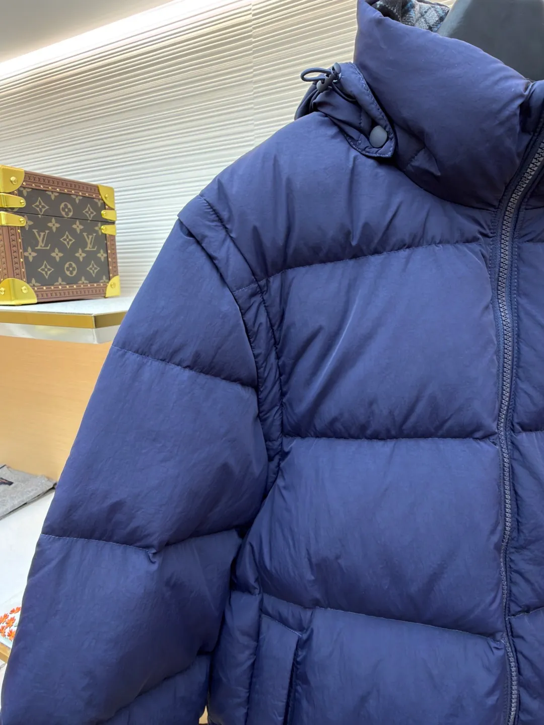 Burberry detachable sleeve down jacket ●Original version: Purchased and developed by 5301 ●Item number: 1681588-D80 ●Fabric: white duck down fabric ●Technology: mechanical down filling ●Color: navy blue ●Version: fitted version ●Weight: about 1190 grams ●Size: S-M-L-XL ●Description: This dark blue down jacket is made of high-quality water-repellent fabric and has been treated with multiple layers of coating to effectively block the invasion of wind and snow. The interior is filled with high-loft white duck down, which has excellent thermal insulation performance and is lightweight and comfortable. It adopts three-dimensional tailoring design, with smooth shoulders and chest lines, making it more crisp and stylish to wear. The hooded design can be freely adjusted to suit different head sizes and weather needs. The front uses a two-way zipper, which is smooth and durable, and is equipped with a windproof sheet to effectively prevent cold wind from entering. Diagonal pockets on both sides and an inner zipper pocket provide ample storage space while enhancing warmth. The cuffs and hem are both elasticated and fit tightly around the wrists and waist to prevent cold wind from entering. The overall sewing process is exquisite, and the pressing line is even and firm to ensure that the down is not easy to shift. Details such as the collar lined with plaid fabric are both beautiful and comfortable to wear. This down jacket is both functional and stylish, making it an ideal choice for winter travel. The overall wiring is straight and delicate, the fabric is comfortable and soft, and the color is consistent without color difference. It can be matched with the same style to create a fashionable look and control various occasions. Customized accessories, complete with three standards, same style for men and women!