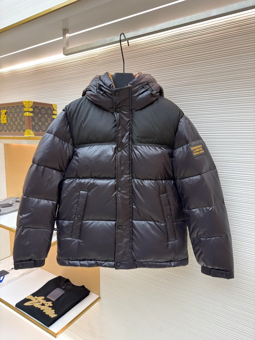Burberry logo intarsia down jacket ●Item number: 1681230-C75 ●Material: white goose down fabric ●Technology: Mechanical down filling ●Color: black ●Version: fitted version ●Weight: about 880 grams ●Size: 48-50-52-54-56 ●Description: Paired with hood and protective hem; brand logo intarsia design, inspired by British culture in the 1990s. bb r’s latest hooded bbr ace new item, black and red! The latest high-end plastic seal decoration for men and women! A trump card that I have been looking forward to for the second half of the year (there are so few burs this year that I shed tears). This year’s bbr is a success. This one is completely new blood, new accessories, new fabrics, new styles, and new styles! Super warm European down filling, high collar hood design. The inside is open and has a windshield belt design similar to that of Mo’s! Stylish color matching, precisely because of these irreplaceable details and specifications, the first model in the industry, high quality, high-end goods, recommended for personal use! The overall wiring is straight and delicate, the fabric is comfortable and soft, and the color is consistent without color difference. It can be matched with the same style to create a fashionable look and control various occasions. Customized accessories, complete with three standards, same style for men and women!