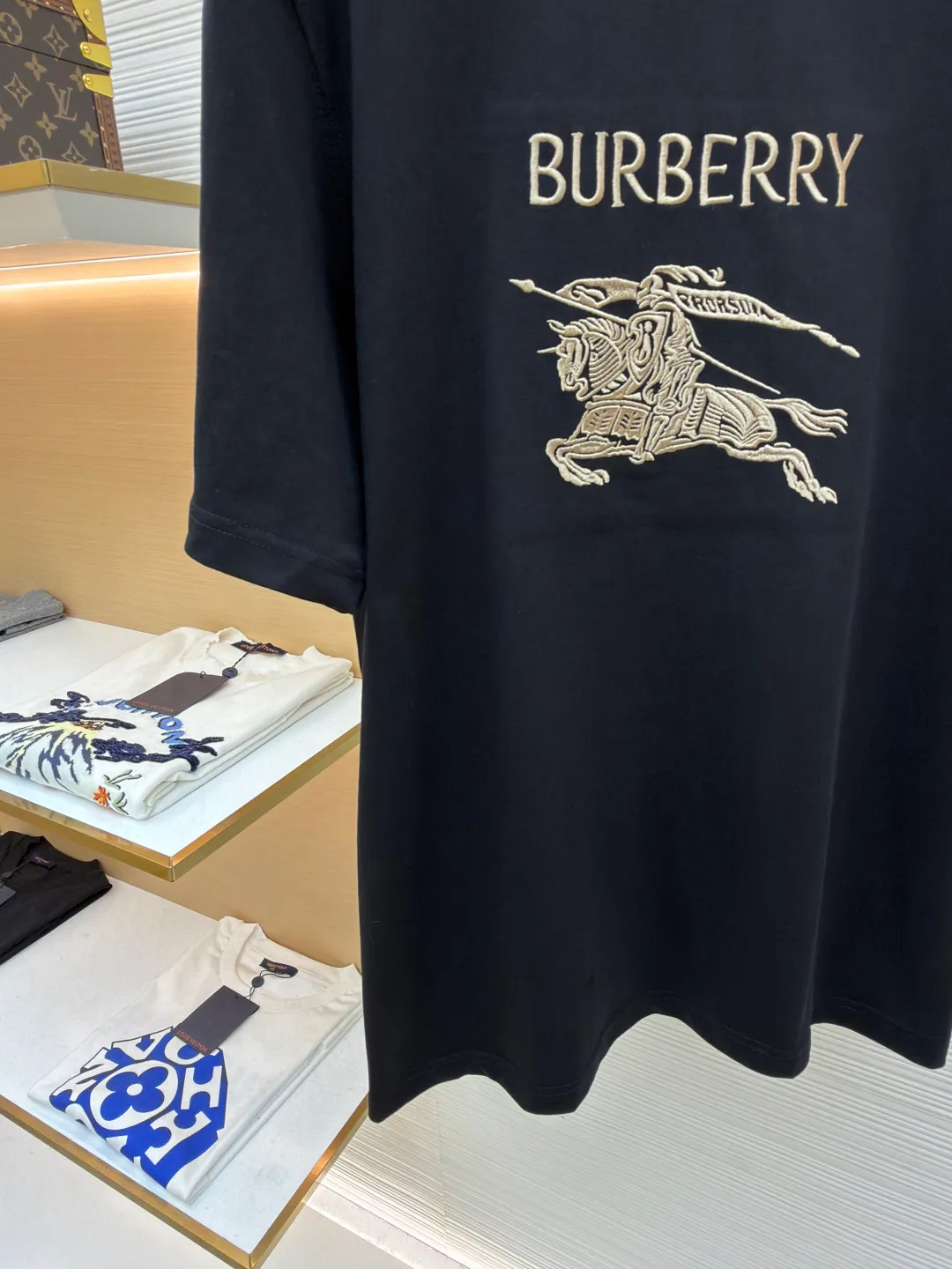 Burberry Thin Line War Horse Embroidery Round Neck Short Sleeve ●Original version: purchased and developed for 3250 ●Item number: 1681452-X90 ●Fabric: pure cotton fabric ●Technology: embroidery production ●Color: black ●Version: fitted version ●Weight: about 300 grams ●Size: S-M-L-XL ●Description: This T-shirt is made of high-quality pure cotton fabric, which is skin-friendly and breathable. The black and off-white tones are classic and versatile. The brand knight logo on the front adopts precision embroidery technology. The silk thread is rich in color, the stitching is delicate and three-dimensional, and the pattern is rich in layers, highlighting the high brand recognition. The round neck structure is processed by overlocking technology, and the neckline fits the neck and is not easily deformed. The body of the garment is sewn using industrial-grade flat stitching technology. The stitches are smooth and even, and the stitches at the hem and cuffs are fine and firm. From the selection of pure cotton fabrics to the control of embroidery details, every process reflects Burberry's pursuit of craft precision and classic style. It not only retains the daily practicality of the T-shirt, but also demonstrates the brand's light luxury recognition through exquisite embroidery. It is a fusion of casual style and exquisite craftsmanship. The overall wiring is straight and delicate, the fabric is comfortable and soft, and the color is consistent without color difference. It can be matched with the same style to create a fashionable look and control various occasions. Customized accessories, complete with three standards, same style for men and women!