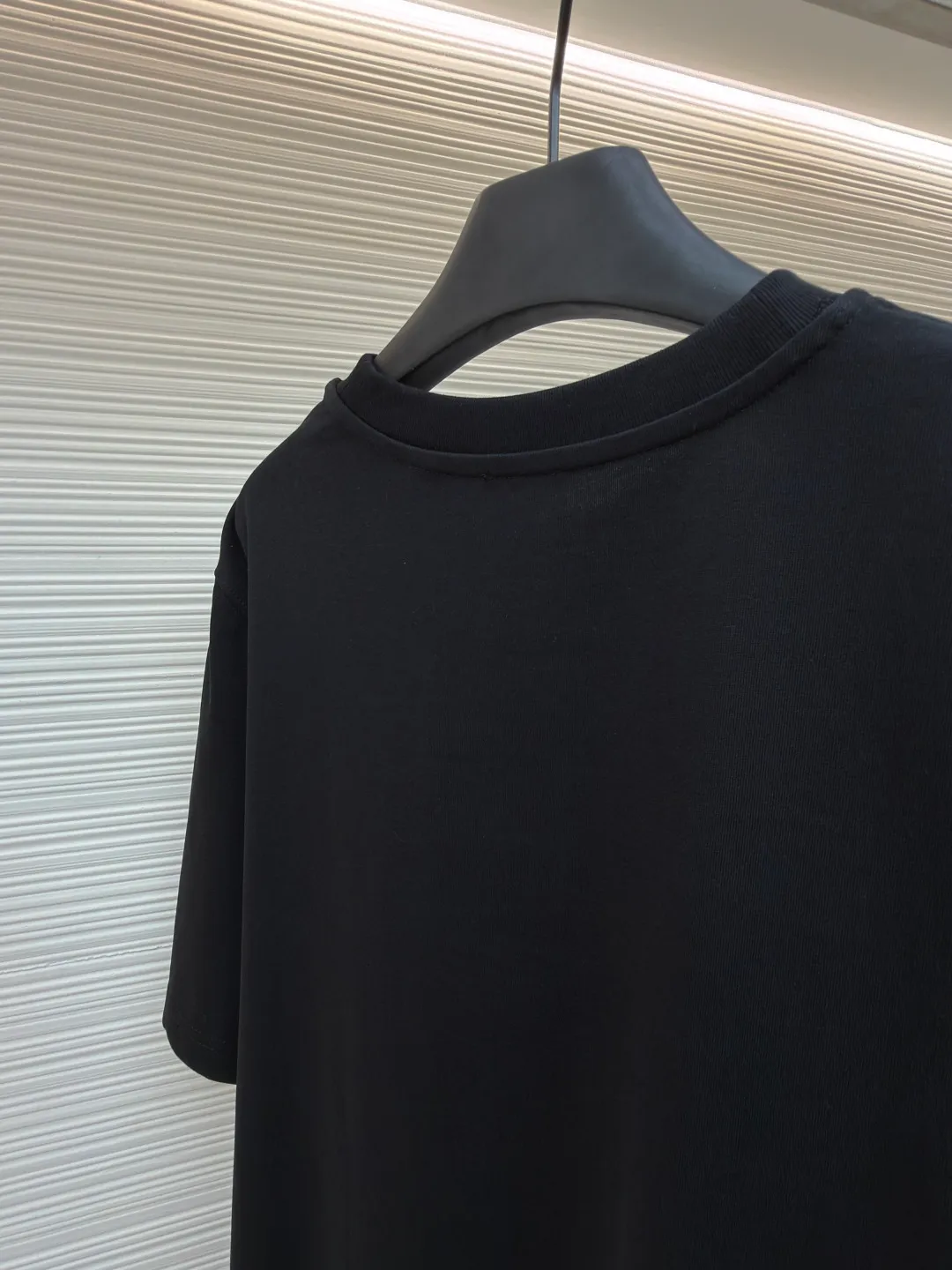Burberry Thin Line War Horse Embroidery Round Neck Short Sleeve ●Original version: purchased and developed for 3250 ●Item number: 1681452-X90 ●Fabric: pure cotton fabric ●Technology: embroidery production ●Color: black ●Version: fitted version ●Weight: about 300 grams ●Size: S-M-L-XL ●Description: This T-shirt is made of high-quality pure cotton fabric, which is skin-friendly and breathable. The black and off-white tones are classic and versatile. The brand knight logo on the front adopts precision embroidery technology. The silk thread is rich in color, the stitching is delicate and three-dimensional, and the pattern is rich in layers, highlighting the high brand recognition. The round neck structure is processed by overlocking technology, and the neckline fits the neck and is not easily deformed. The body of the garment is sewn using industrial-grade flat stitching technology. The stitches are smooth and even, and the stitches at the hem and cuffs are fine and firm. From the selection of pure cotton fabrics to the control of embroidery details, every process reflects Burberry's pursuit of craft precision and classic style. It not only retains the daily practicality of the T-shirt, but also demonstrates the brand's light luxury recognition through exquisite embroidery. It is a fusion of casual style and exquisite craftsmanship. The overall wiring is straight and delicate, the fabric is comfortable and soft, and the color is consistent without color difference. It can be matched with the same style to create a fashionable look and control various occasions. Customized accessories, complete with three standards, same style for men and women!