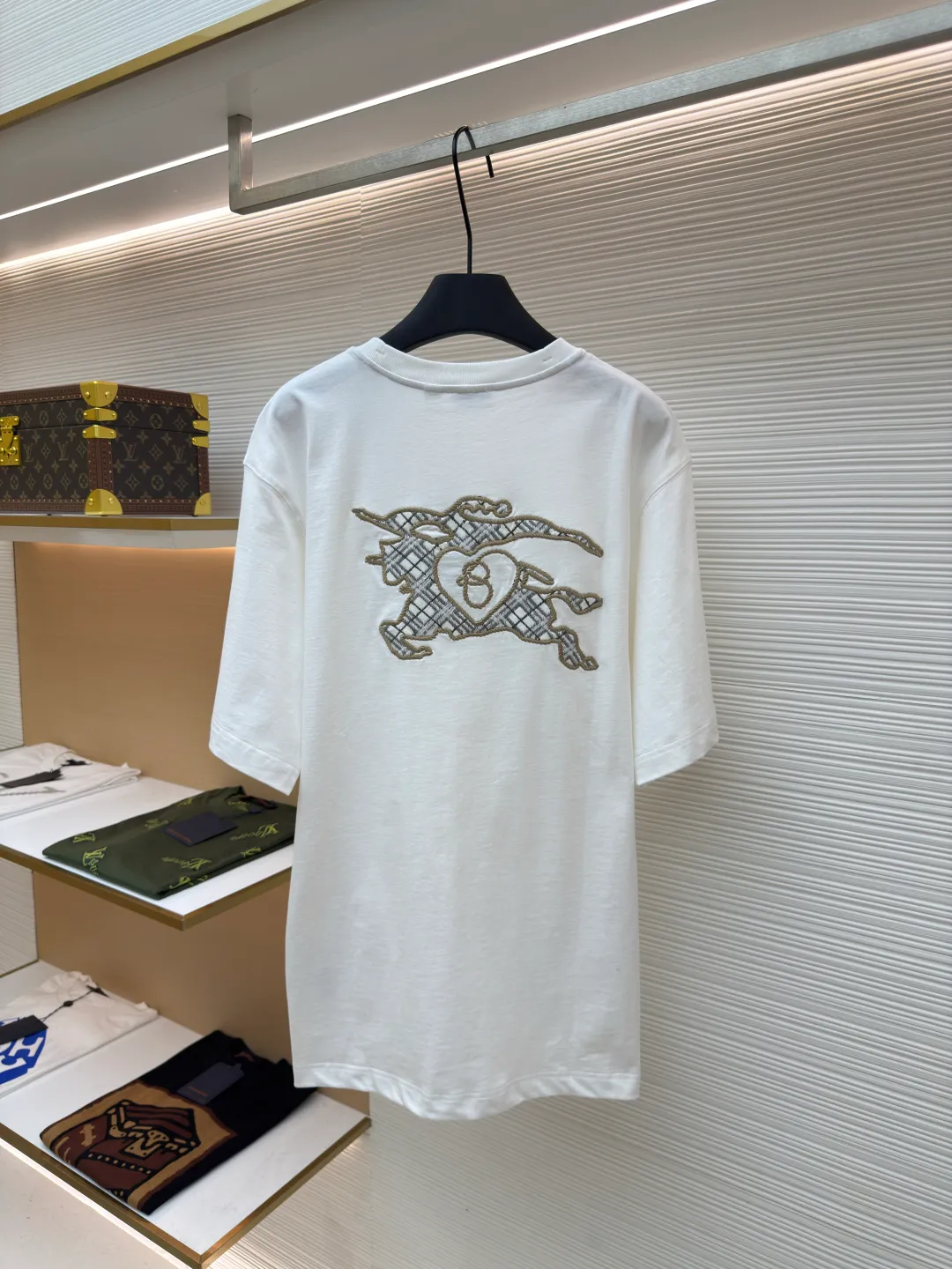 BURBERRY Chinese Valentine's Day horse rope embroidered short sleeves ●Authentic product: Purchased and developed for 3300 ●Item number: 1680216-X95 ●Fabric: pure cotton fabric ●Technology: embroidery production ●Version: fitted version ●Weight: about 265 grams ●Size: XS-S-M-L ●Description: Made of 15S fine cotton plain weave, 230g; with 32S double yarn thread, 300g. Presented with exquisite lines and delicate embroidery technology, the main body adopts precision needle embroidery technology; the embroidery is very fine and dense, with clear patterns and a strong sense of lines and three-dimensionality. The linen material embroidery thread is combined with encrypted processing, and the embroidery body has a subtle matte visual texture; the embroidery effect is three-dimensional and full. The fabric restores the patch embroidery process, using patches instead of stitch embroidery threads, and cutting the fabric into a knight shape. It is used to express the different texture block effects of the pattern, and the finished product has a softer embroidery texture. The overall wiring is straight and delicate, the fabric is comfortable and soft, and the color is consistent without color difference. It can be matched with the same style to create a fashionable look and control various occasions. Customized accessories, complete with three standards, same style for men and women!