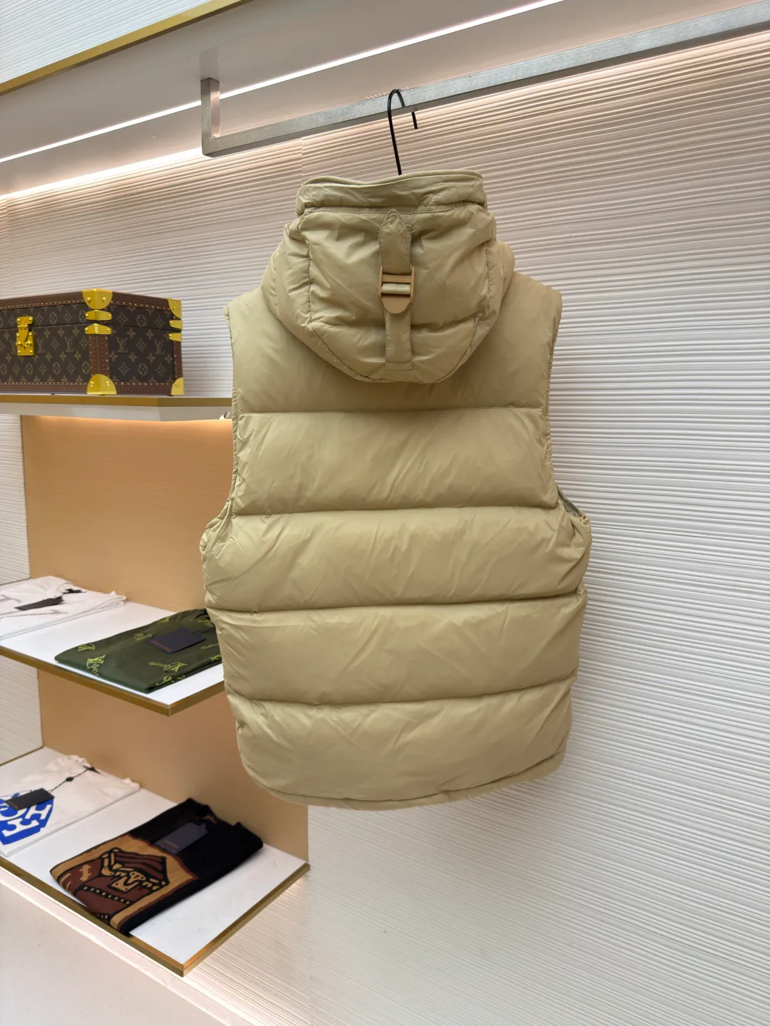 Burberry detachable sleeve hooded down jacket ●Original version: Purchased and developed by 7049 ●Item number: 1680755-C95 ●Fabric: Retro plaid fabric ●Technology: Positioning cutting machine ●Version: Fitted version ●Weight: about 1265 grams ●Size: S-M-L-XL-XXL ●Description: High collar and hood lined with retro plaid Detachable sleeves to transform into a vest shape The upper body effect is super good, comfortable and warm Super practical snap buttons and a hidden two-way zipper placket. The drawstring hood and hem shoulders are decorated with Burberry three-dimensional silicone logo plates. The overall wiring is straight and delicate, the fabric is comfortable and soft, and the color is consistent without color difference. It can be matched with the same style to create a fashionable look and control various occasions. Customized accessories, complete with three standards, same style for men and women!