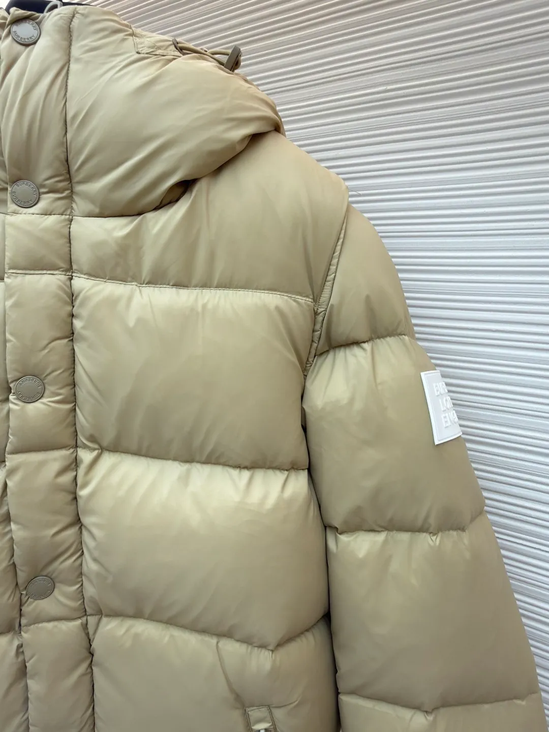 Burberry detachable sleeve hooded down jacket ●Original version: Purchased and developed by 7049 ●Item number: 1680755-C95 ●Fabric: Retro plaid fabric ●Technology: Positioning cutting machine ●Version: Fitted version ●Weight: about 1265 grams ●Size: S-M-L-XL-XXL ●Description: High collar and hood lined with retro plaid Detachable sleeves to transform into a vest shape The upper body effect is super good, comfortable and warm Super practical snap buttons and a hidden two-way zipper placket. The drawstring hood and hem shoulders are decorated with Burberry three-dimensional silicone logo plates. The overall wiring is straight and delicate, the fabric is comfortable and soft, and the color is consistent without color difference. It can be matched with the same style to create a fashionable look and control various occasions. Customized accessories, complete with three standards, same style for men and women!
